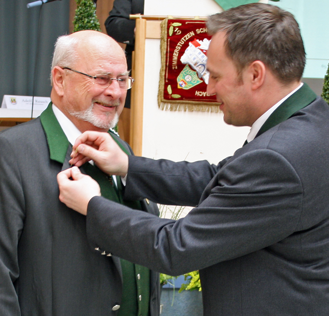 Oberfrankens BezSM Volker Gottfried (Bayreuth, links) erhält aus den Händen seines Nachfolgers, BezSM Alexander Hummel (Pettstadt), die Herzog-Ernst-Nadel.