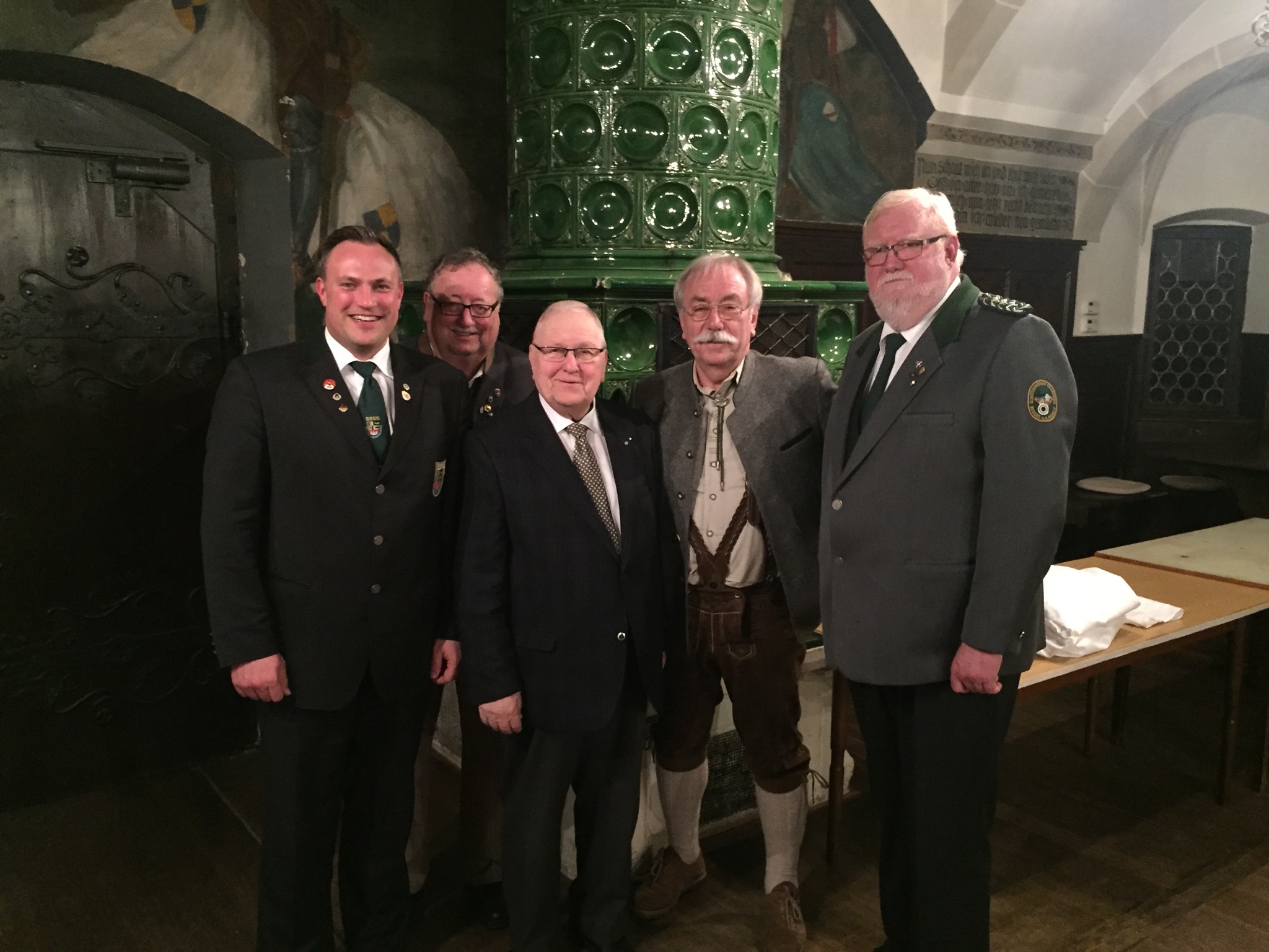 Bezirkstagspräsident a. D. Edgar Sitzmann (Mitte) mit 1. BezSM A. Hummel, Stv. Landesböllerref. A. Reusch, Gau-Böllerref. (Nord) HG. Rebhan und 1. GSM HJ. Hiller