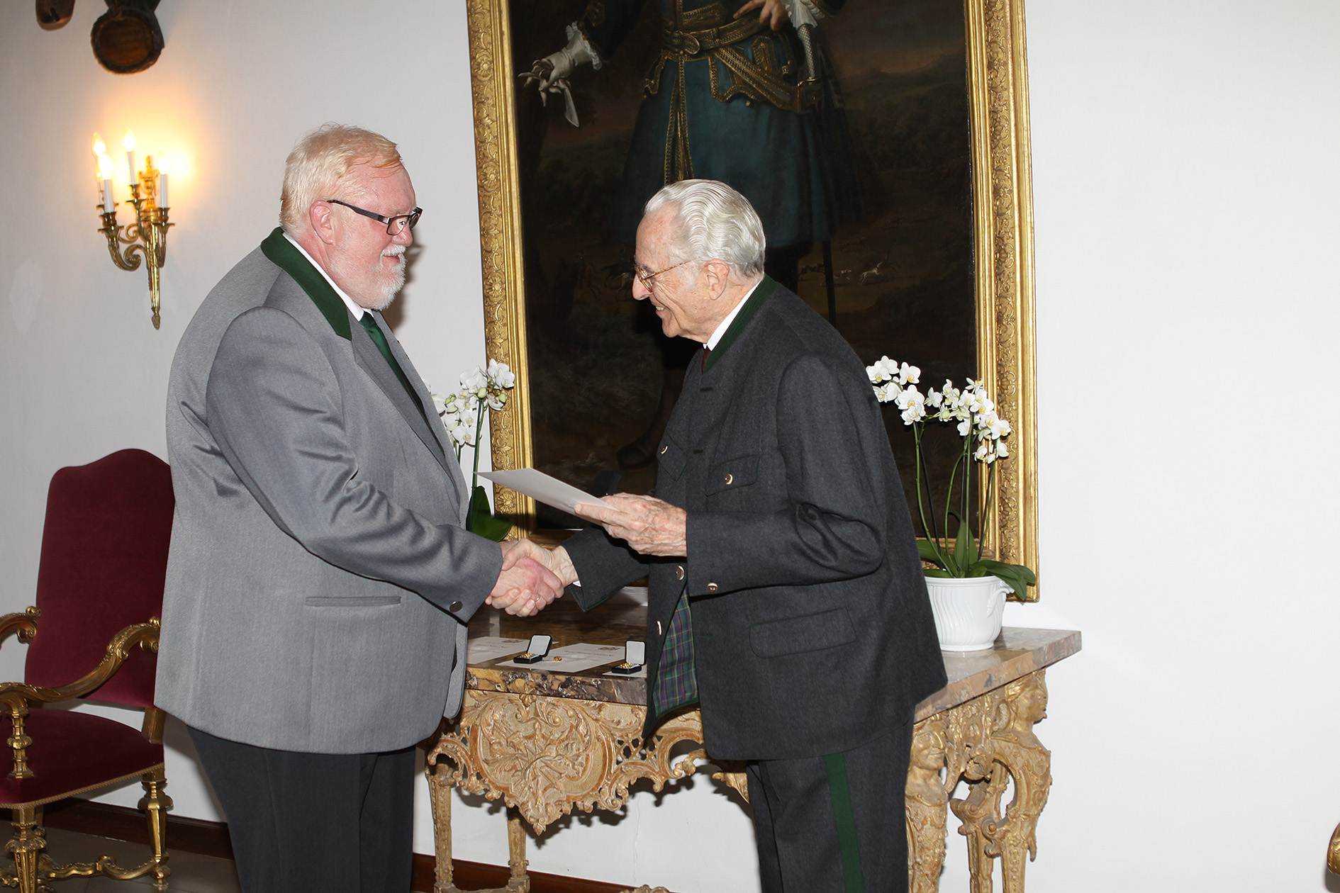 1. GSM Hans-Joachim Hiller erhält das goldene Protektoratsabzeichen aus den Händen von Herzog Franz von Bayern