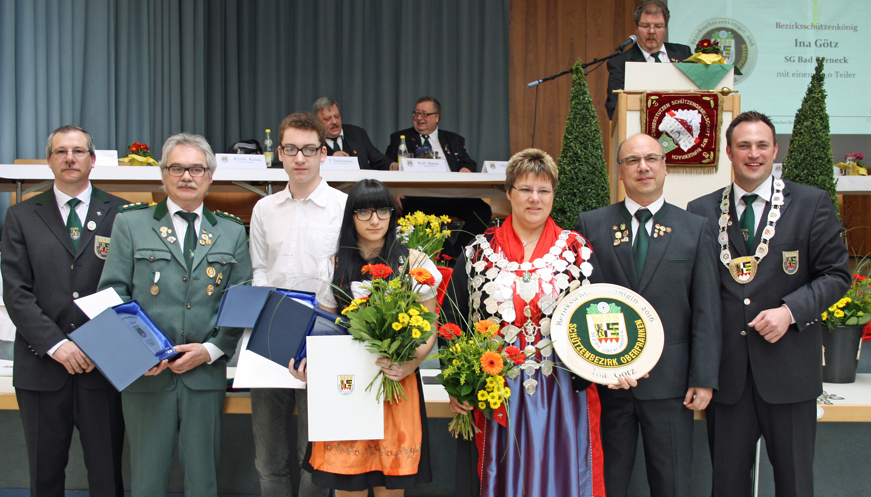 V. l. n. r.: 1. BezSPL Walter Horcher, 1. Ritter Thomas Jena, 1. Jugendritter Tobias Geiger, 2. Jugendritter Miriam Zwingmann, Bezirksschützenkönigin Ina Götz, 2. Ritter Jürgen Schwarzmann 1. BezSM Alexander Hummel