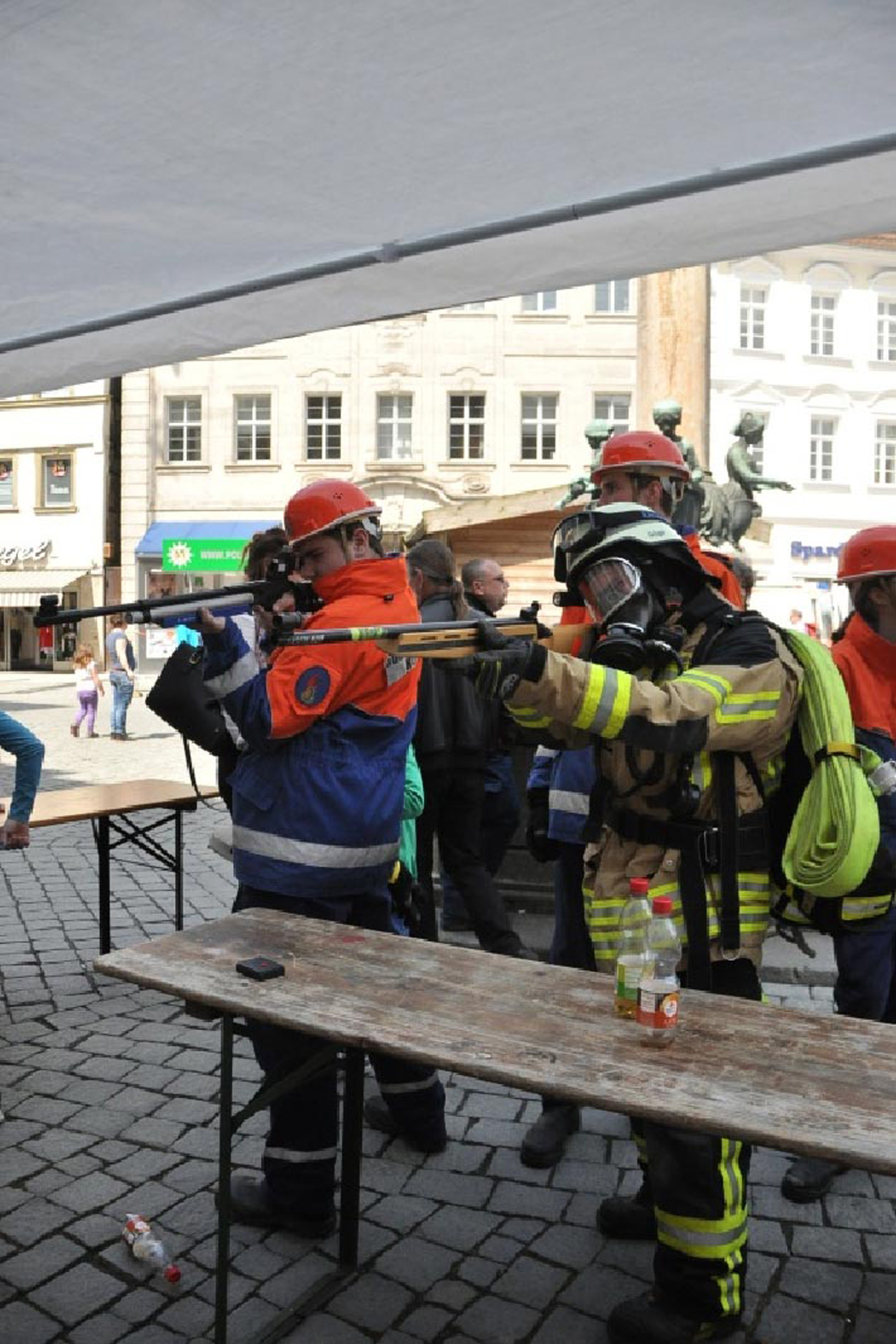 Sogar in schwerer Montur versuchten sich unsere Gäste am Lichtpunktgewehr