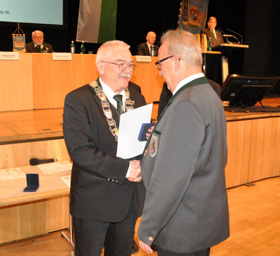 Aus den Händes 1. Landesschützenmeisters BSSB Wolfgang Kink sowie des Präsidenten des Deutschen Schützenbundes Heinz-Helmut Fischer erhält Reinhard Kraus das DSB-Ehrenkreuz Stufe 1 in Gold.