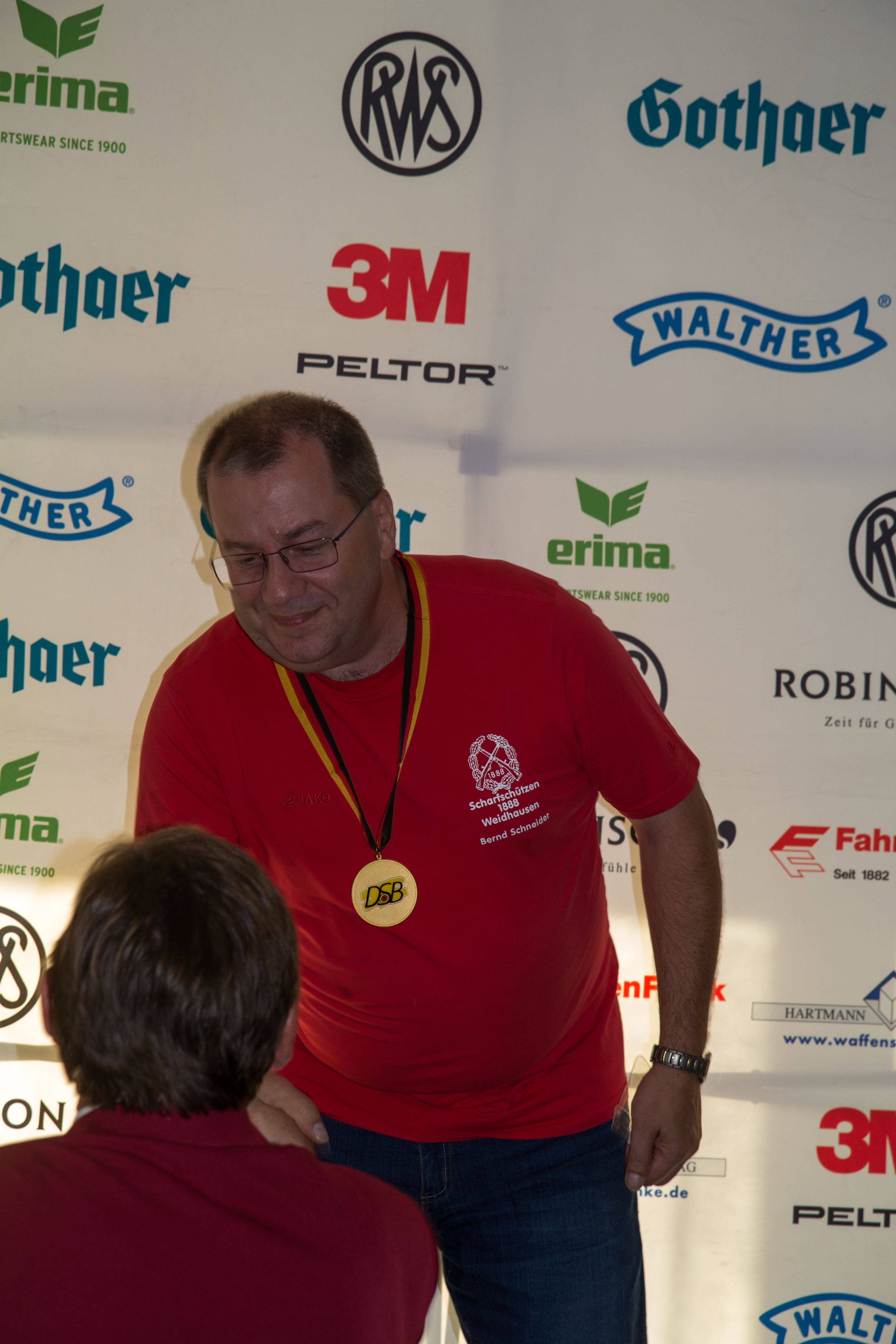 Bernd Schneider von der SSG 1888 Weidhausen erhält seine Goldmedaille