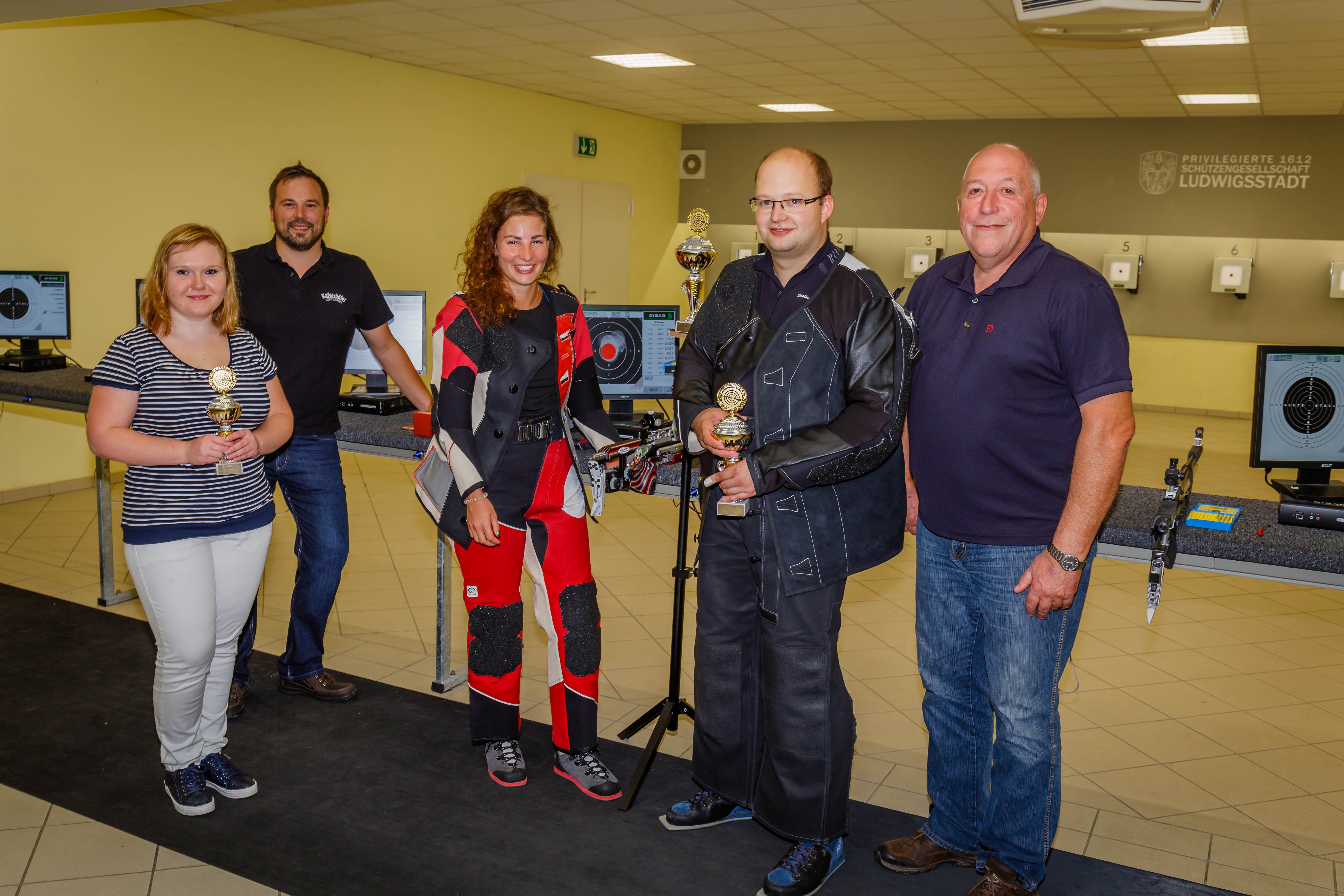 Die Erstplatzierten des Nordcup 2016: (v.l.n.r.): Gina Holland (3. Platz), Zweiter Schützenmeister Frank Ziener, Miriam Hanuschke (1. Platz), Christoph Methfessel (2. Platz) und Erster Schützenmeister Johannes Haase.