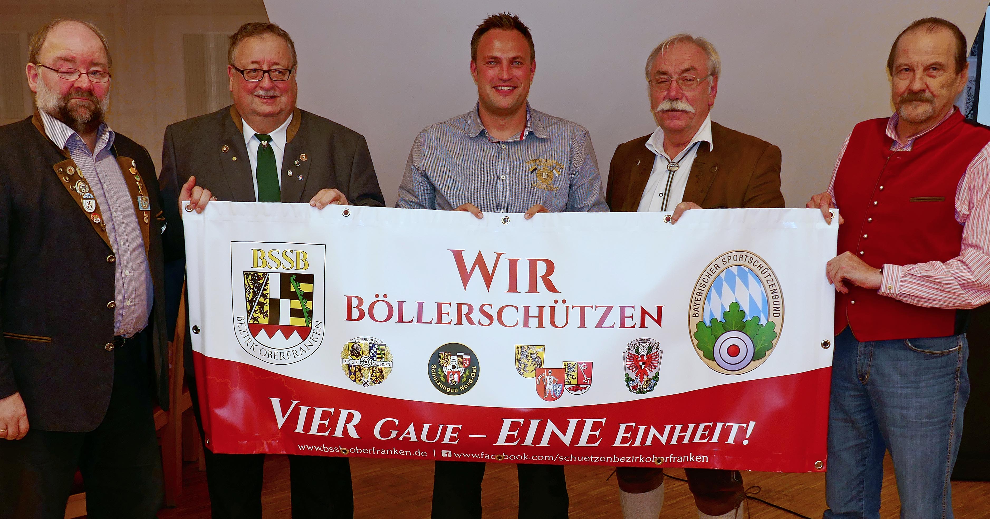 Gauböllerreferent Peter Pinzer, Bezirksböllerreferent Adolf Reusch, Bezirksschützenmeister Alexander Hummel sowie die Gauböllerreferenten Hans-Georg Rebhan und Heinz Riedel stellten in Himmelkron das neue Banner der oberfränkischen Böllerschützen vor.