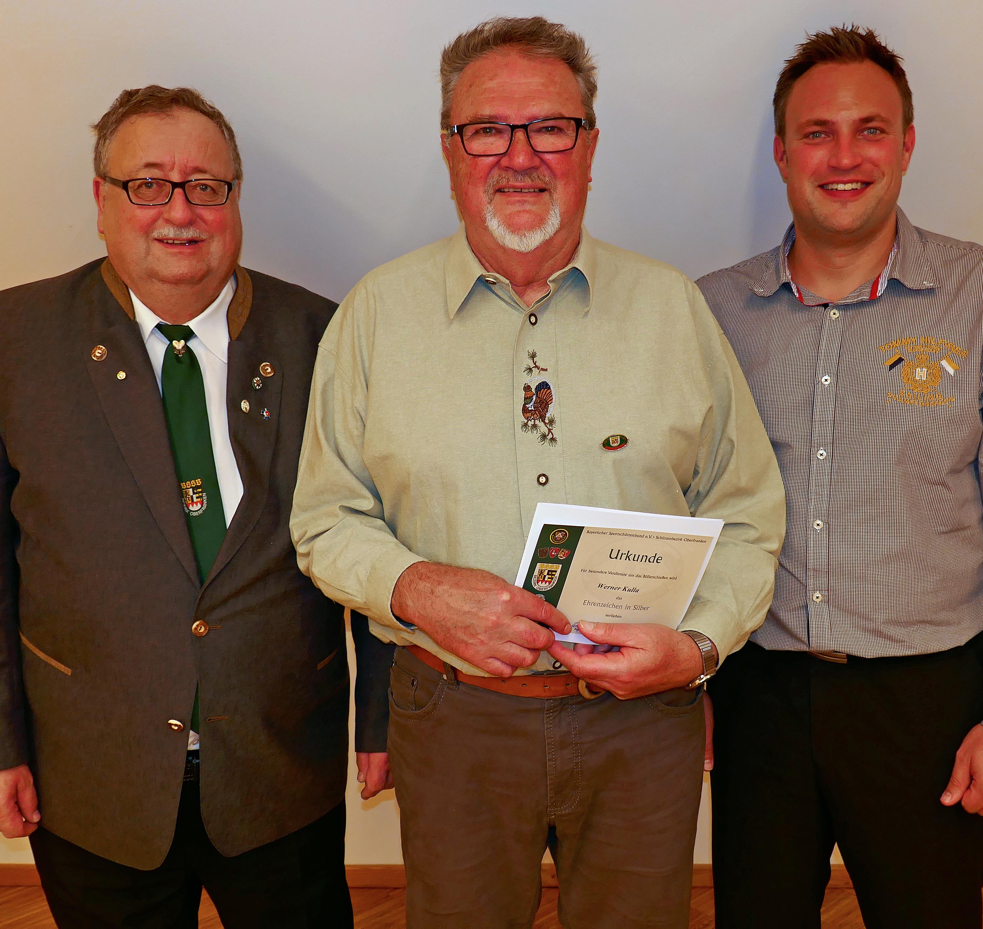 Adolf Reusch, Böllerreferent des Bezirksverbands Oberfranken im Bayerischen Sportschützenbund, Werner Kulla, der die Böllerehrennadel mit Silberkranz des BSSB-Bezirksverbands Oberfranken erhielt, und Bezirksschützenmeister Alexander Hummel (von links).