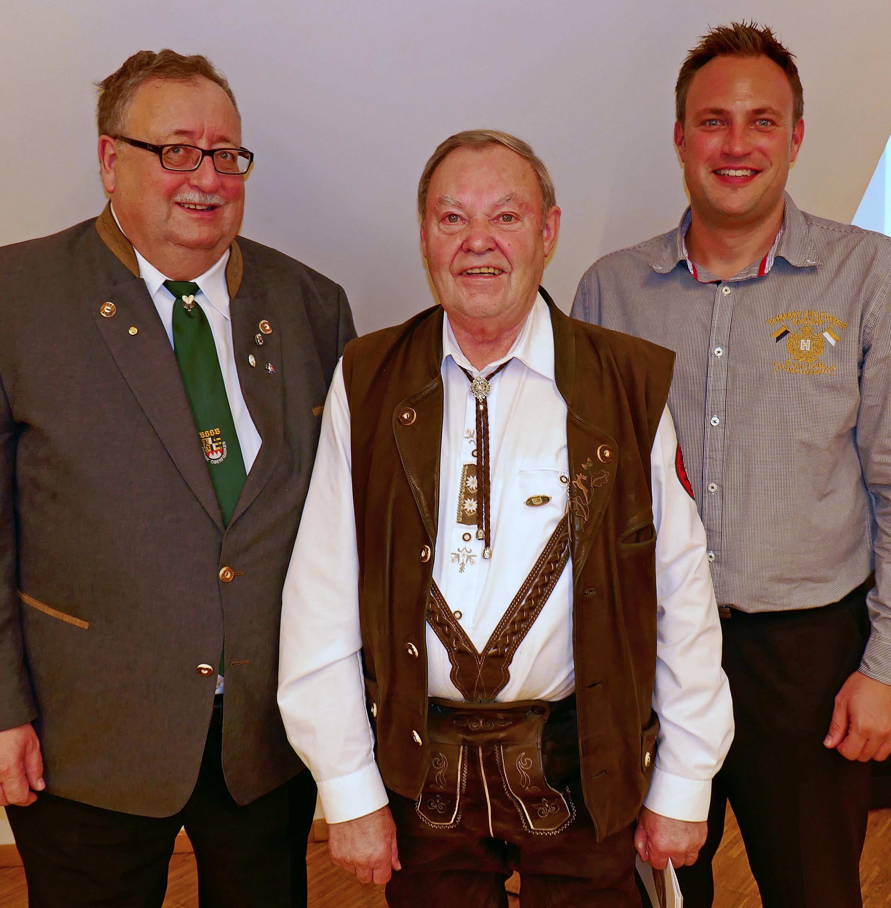 Adolf Reusch, Böllerreferent des Bezirksverbands Oberfranken im Bayerischen Sportschützenbund, Rudolf Weih, der die Böllerehrennadel mit Silberkranz des BSSB-Bezirksverbands Oberfranken erhielt, und Bezirksschützenmeister Alexander Hummel (von links).