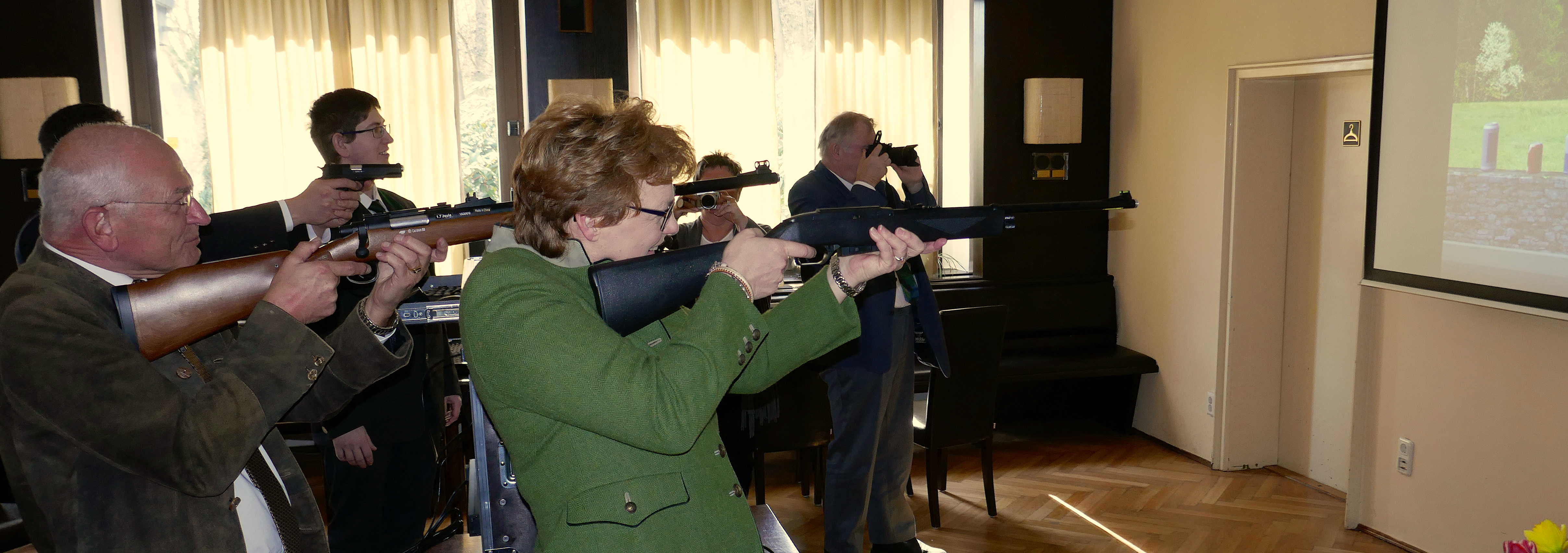 Bezirkstagspräsident Dr. Denzler und MdEP M. Hohlmeier versuchen sich am Laserschießkino des Schützenbezirks Oberfranken