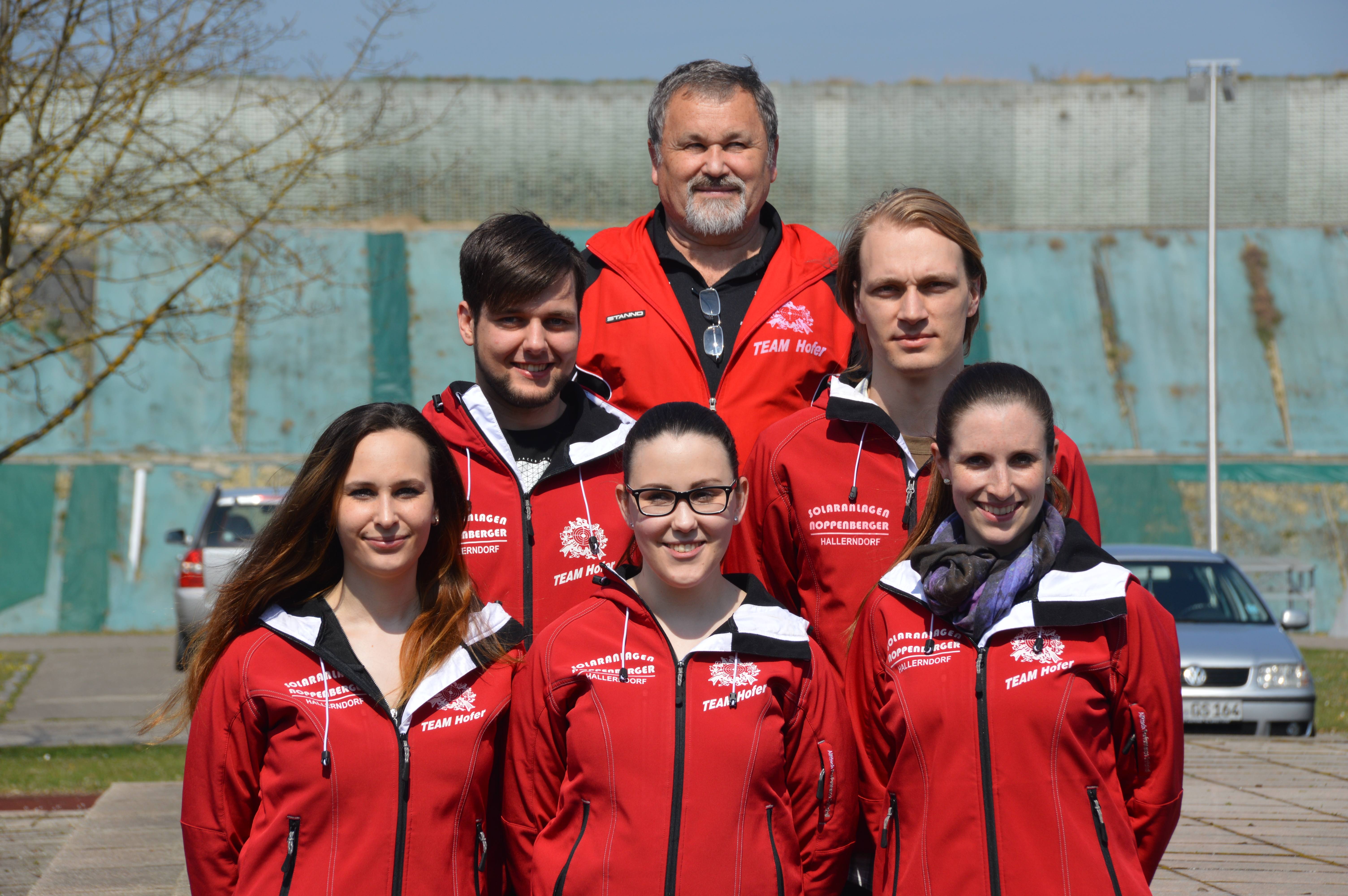 Strahlende Gesichter auf dem Siegerpodest der Olympiaschießanlage  in München-Hochbrück. Von links: Stephanie Friedel, Christian Holland, Lena Friedel, Trainer Peter Friedel, Sebastian Drawert u. Julia Lochau.