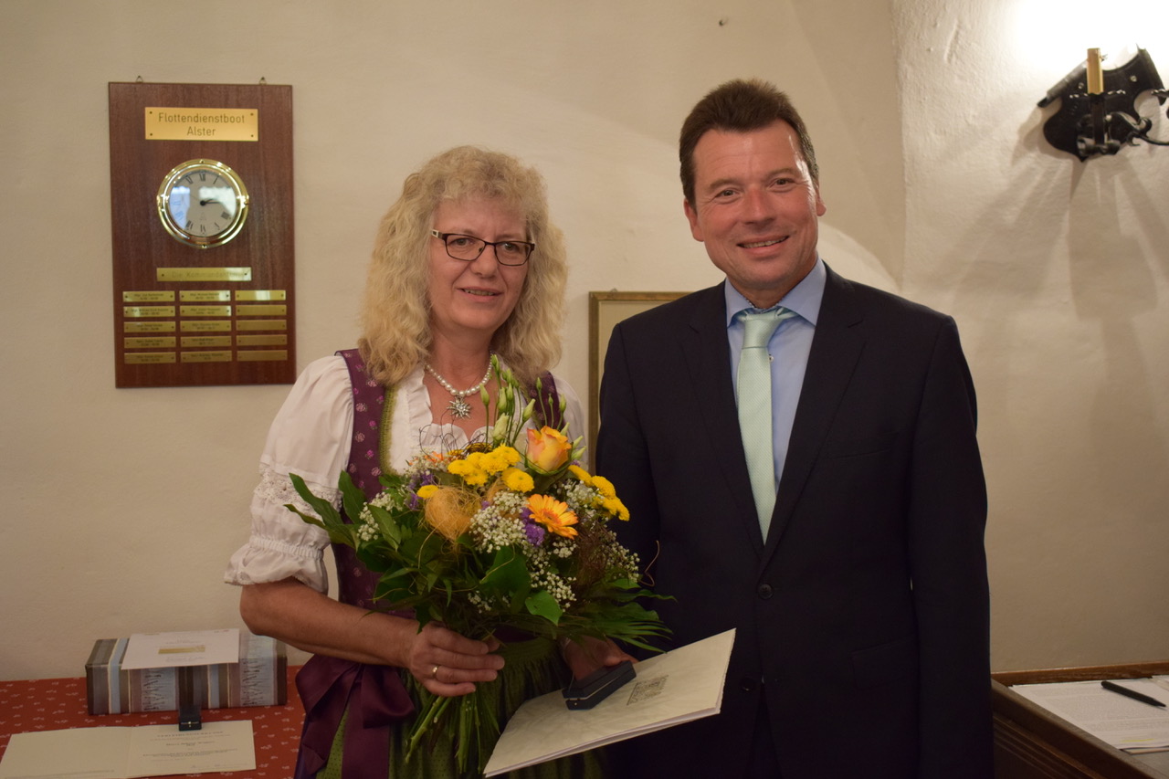 1. GSM Monika Kranitzky erhält aus den Händen des Hofer Oberbürgermeisters Harald Fichtner das Ehrenzeichen des Ministerpräsidenten