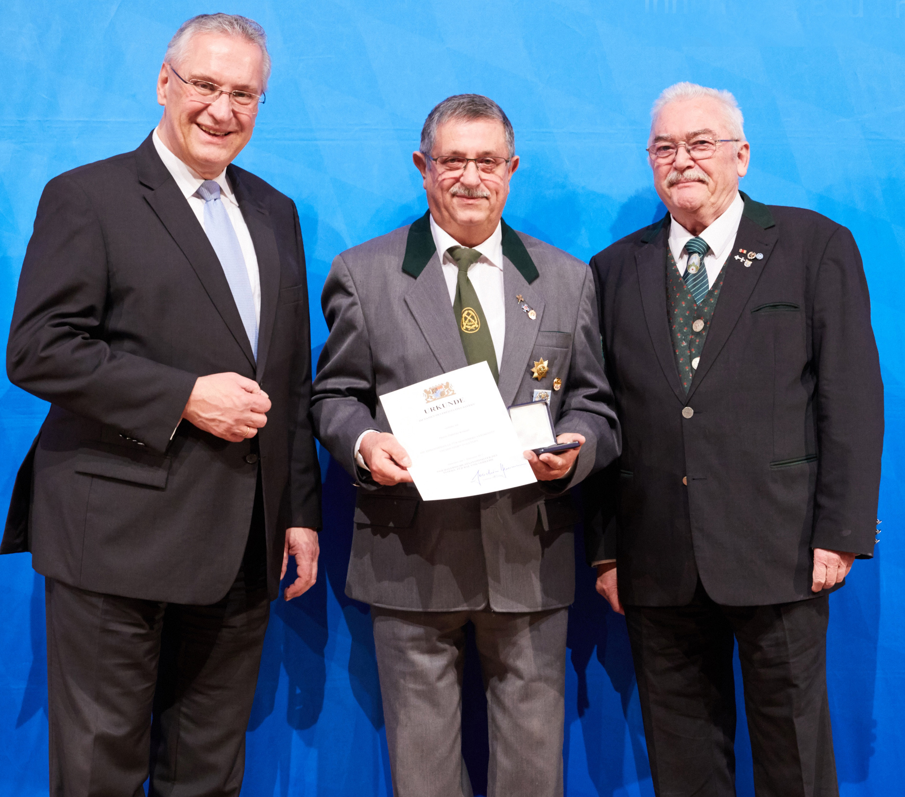 G. Knauer (Mitte) ist mit der Ehrenmedaille für besondere Verdienste um den Sport in Bayern ausgezeichnet worden. Zu der hohen Ehrung gratulierten Innen- und Sportminister J. Herrmann (li.) sowie 1. LSM Wolfgang Kink.