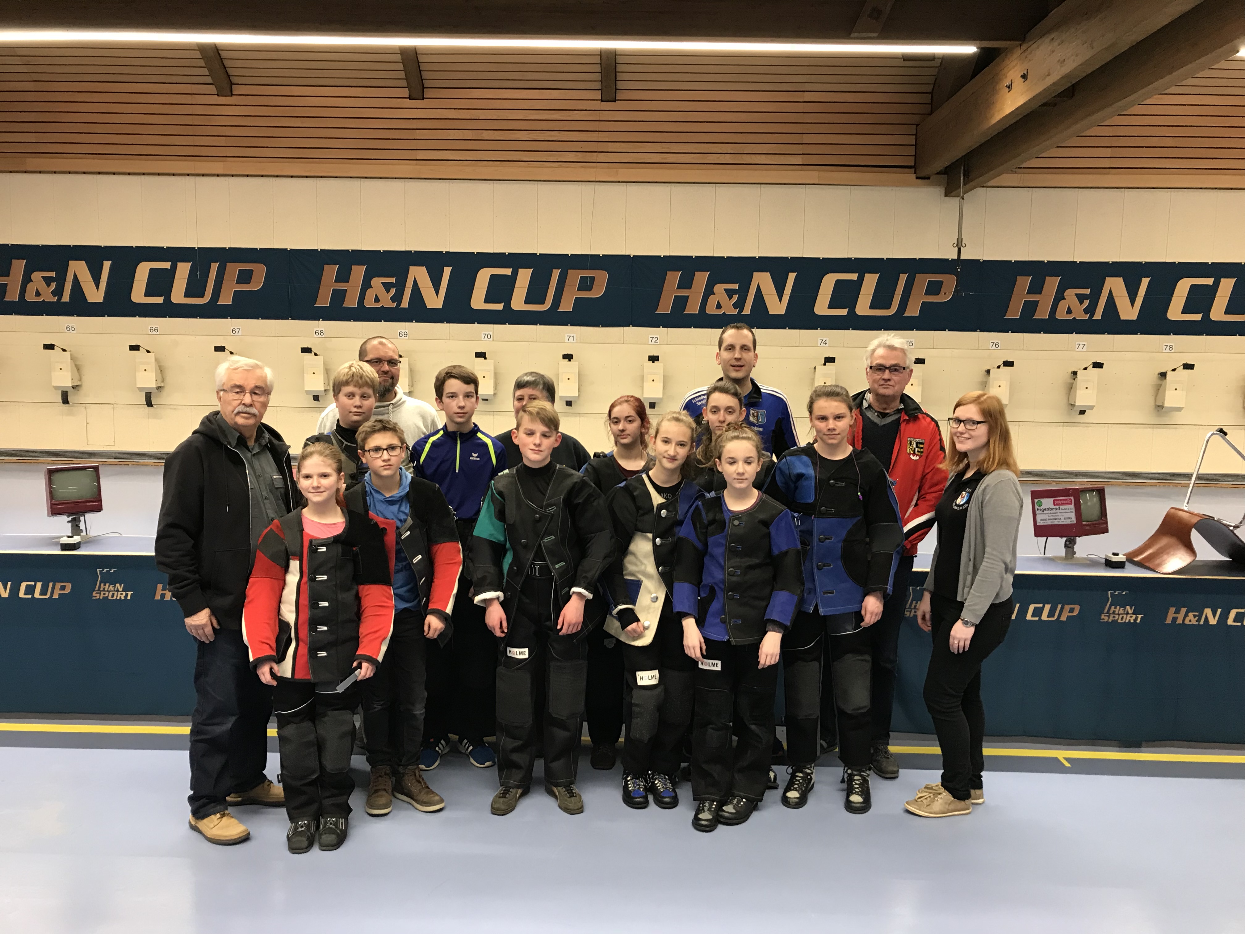 Die Schützen mit Trainer/Betreuer-Team v.l.: J. Spiller, J. Lorenz, F. Knoch, S. Lorenz, A. Knoch, H. Müller, G. Moroskow, F. Leicht, K. Jahnel, H. Herlitz, C. Seifert, L. Pscheidl, T. Inzelsberger, L. Prell, R. Heinz und S. Hofbauer