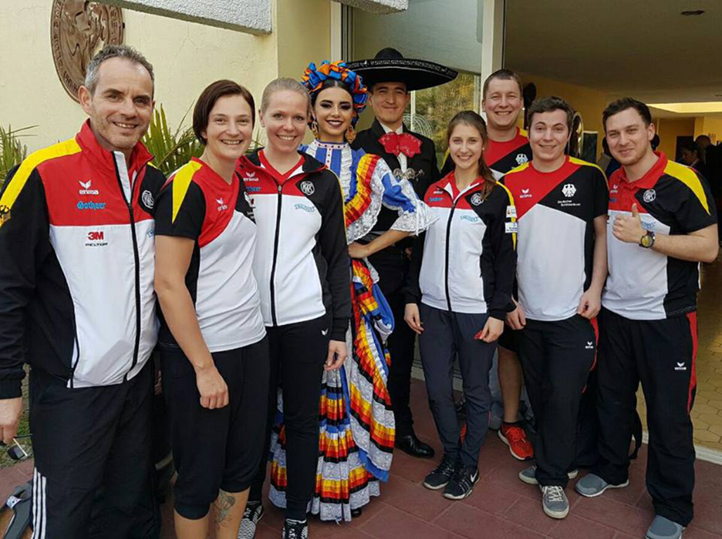 Das Deutsche Team bei der Eröffnungsfeier: Bundestrainer Jan-Erik Aeply, Sandra Reitz, Julia Hochmuth, mexikanisches Tanzpaar, Michelle Skeries, Christian Reitz, Michael Schwald, Trainer Daniel Barner (v. l.).