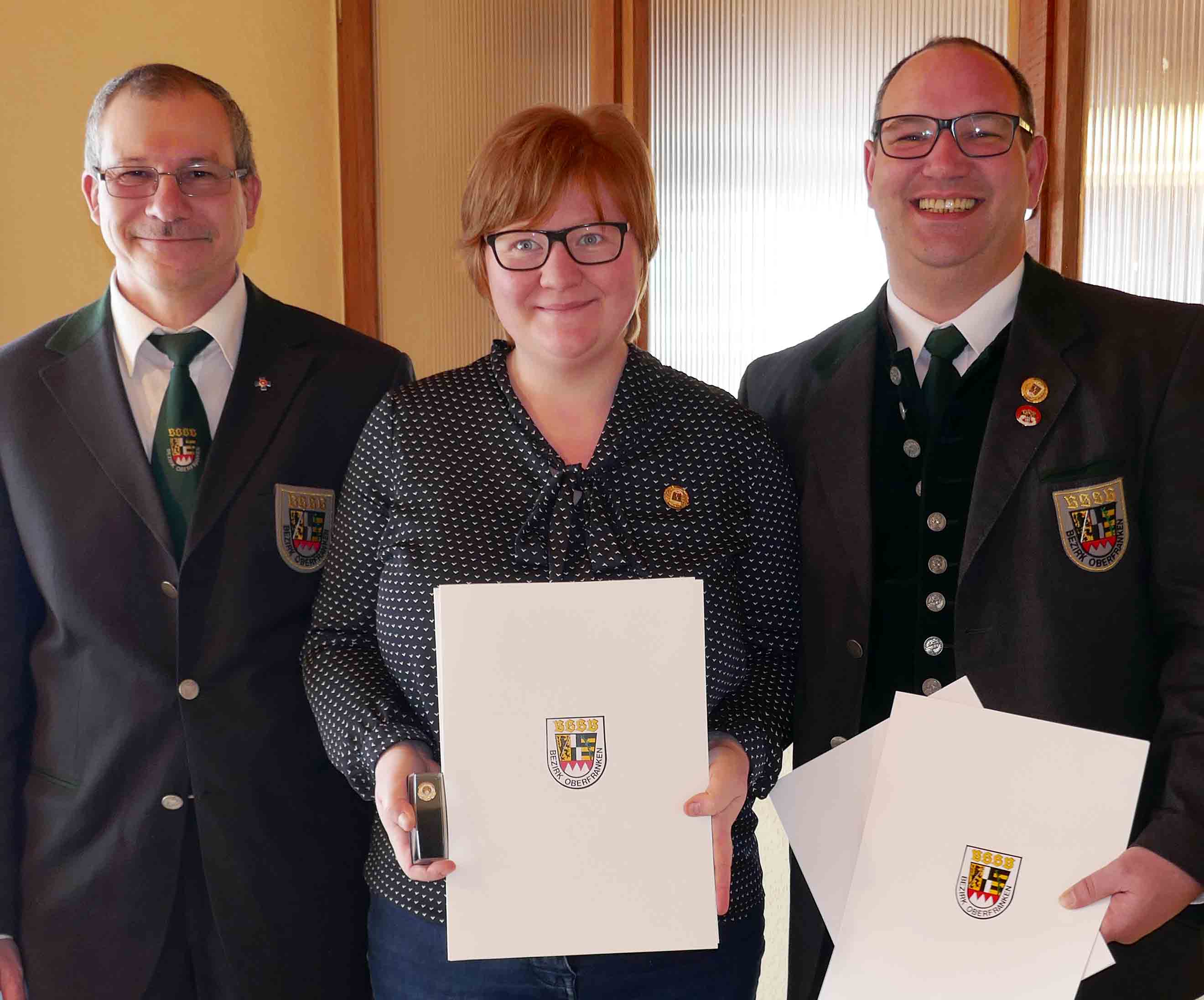 Das Bild zeigt (von links) Bezirkssportleiter Walter Horcher, Sabrina Bär und Torsten Spickmann.