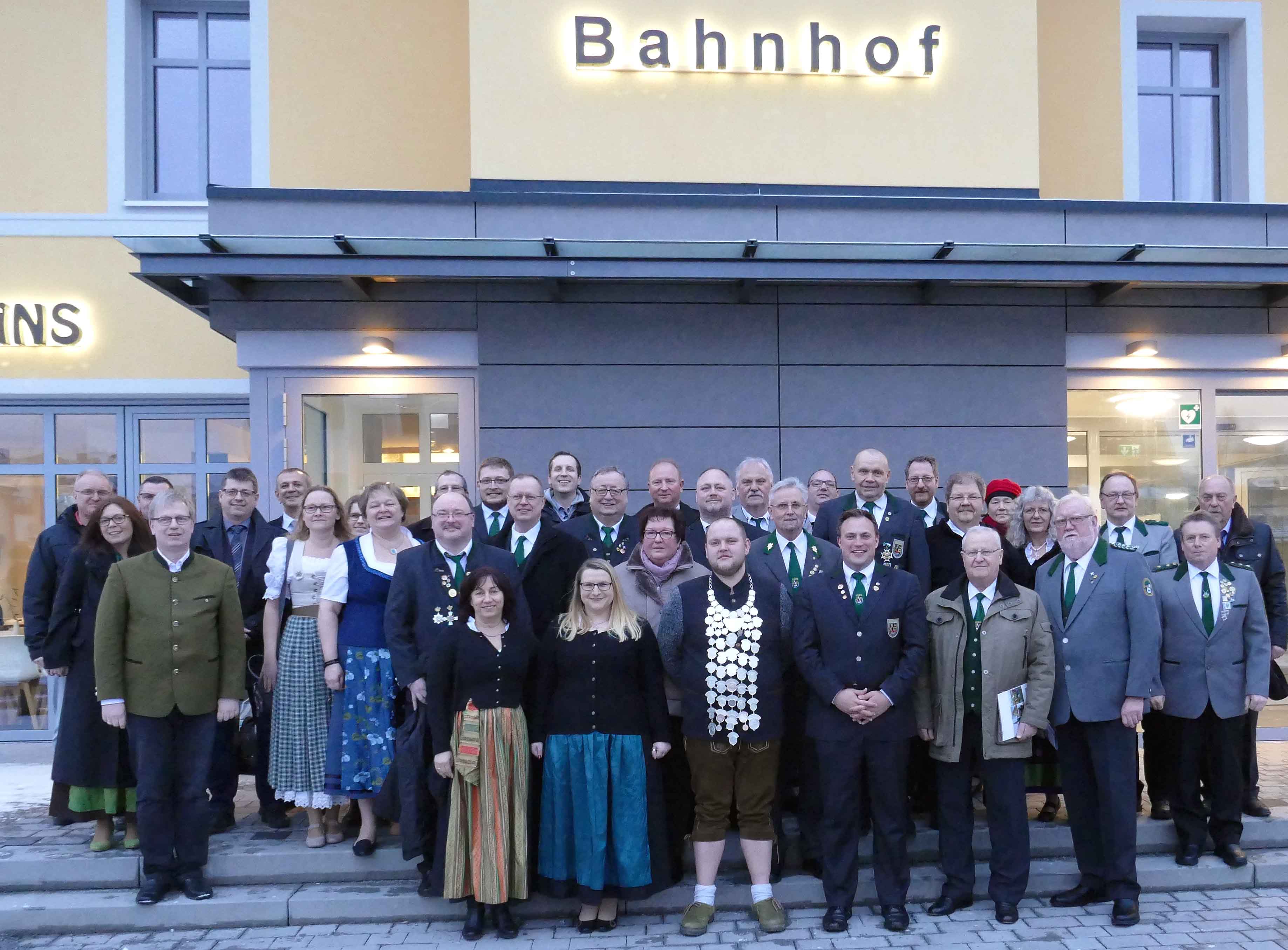 Die Delegation des Schützenbezirks Oberfranken vor dem Bahnhof/Gleis Eins in Naila, in dem Bürgermeister Franz Stumpf einen Empfang anlässlich des oberfränkischen Bezirksschützentags 2018 gab.	