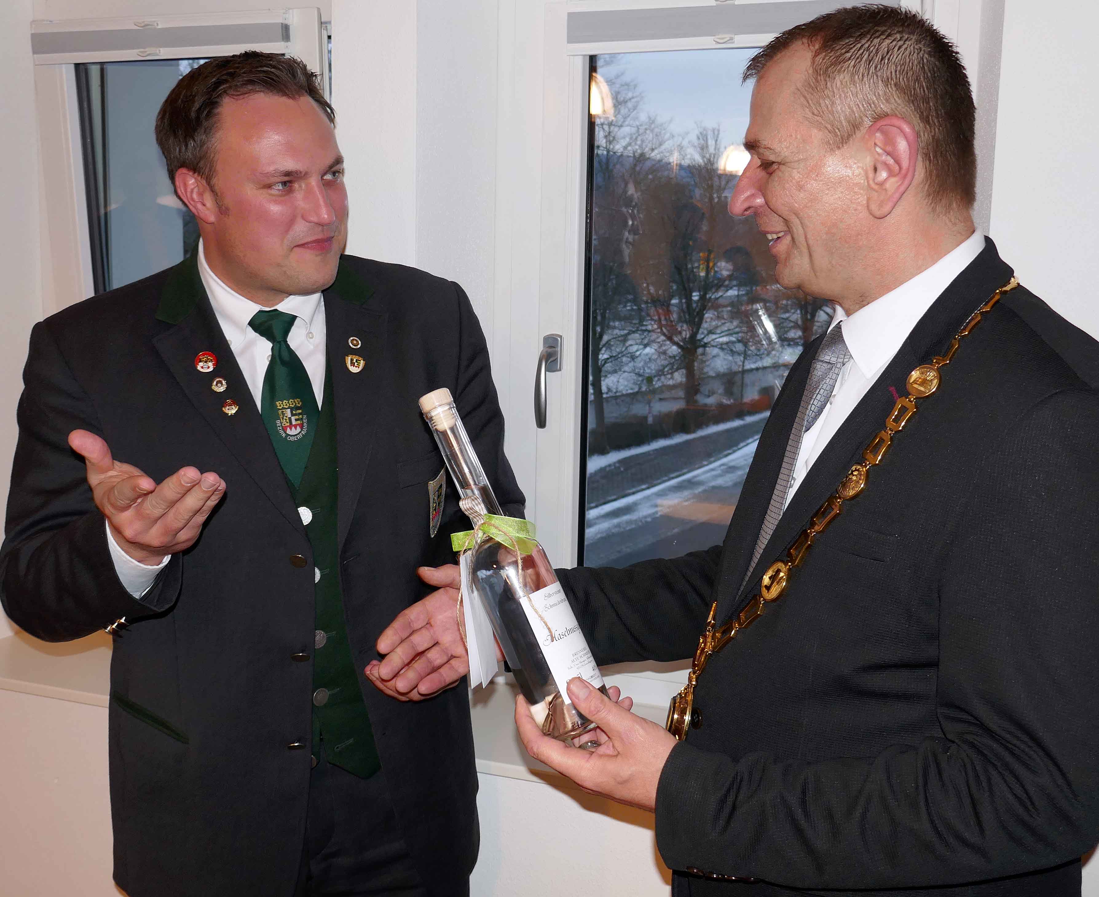 Bezirksschützenmeister Alexander Hummel (links) überreicht dem Bürgermeister der Stadt Naila, Franz Stumpf ein Gastgeschenk. In der Stadt im Frankenwald findet der oberfränkische Bezirksschützentag 2018 statt.