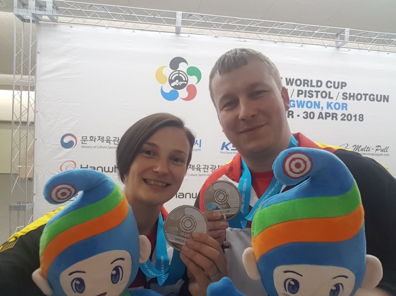 Sandra und Christian Reitz mit dem Maskottchen nach der Siegerehrung