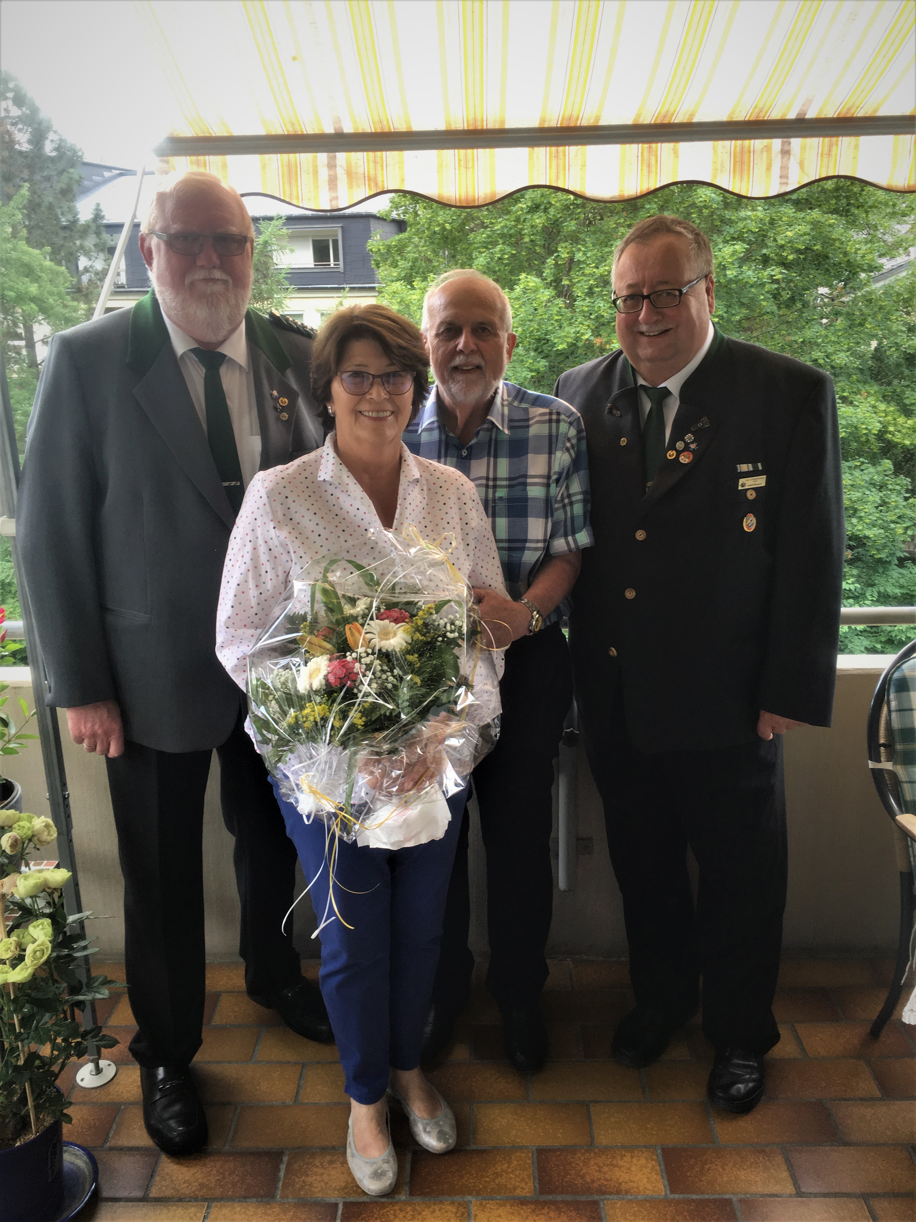 1. GSM Hans-Joachim Hiller (li.) gratuliert gemeinsam mit Stv. BezSM Adolf Reusch dem Ehrengauschützenmeister Heinz Jantschewsky (Mitte)
