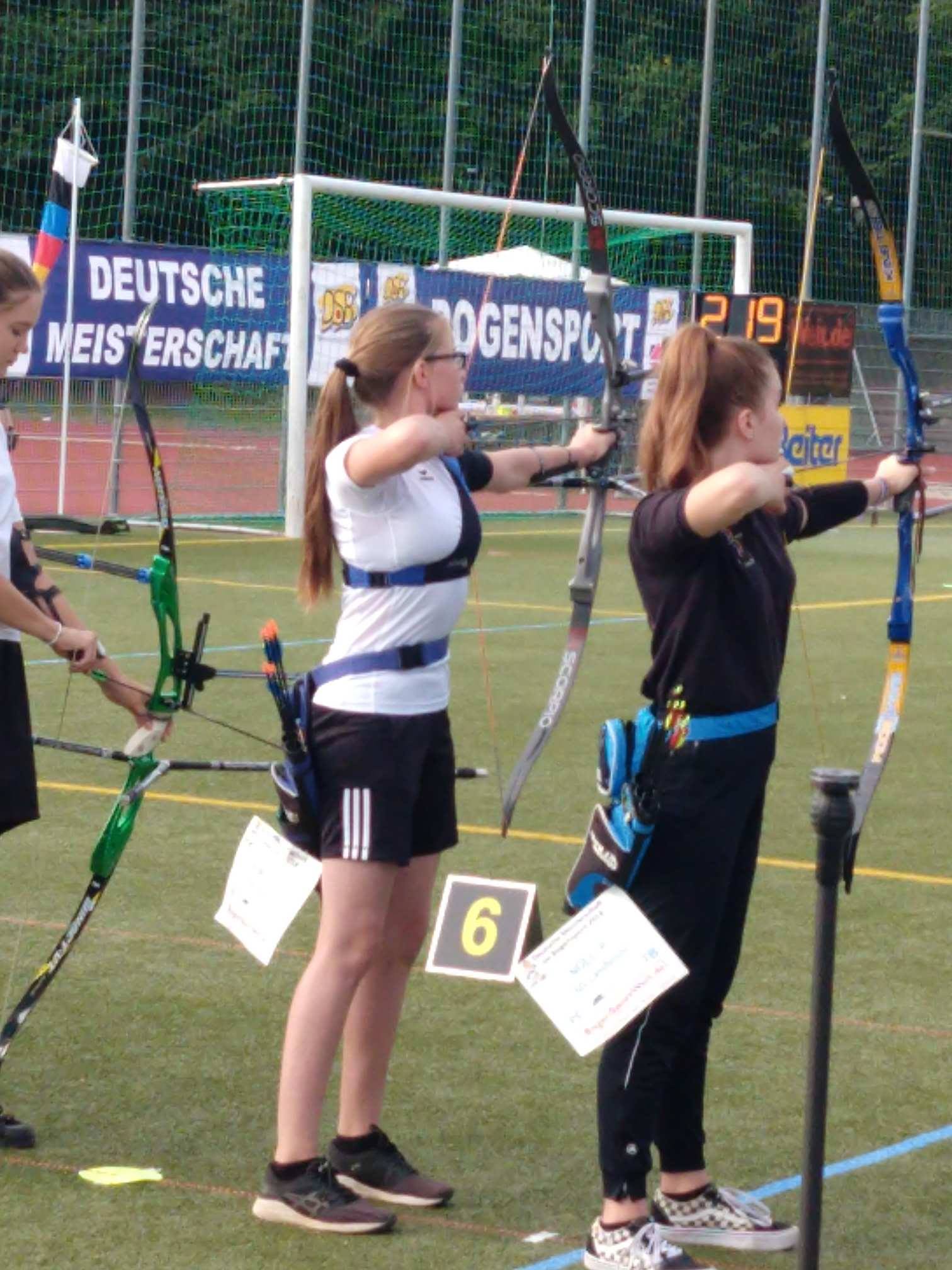 Judith Römer (links) visiert die Bronze-Medaille an