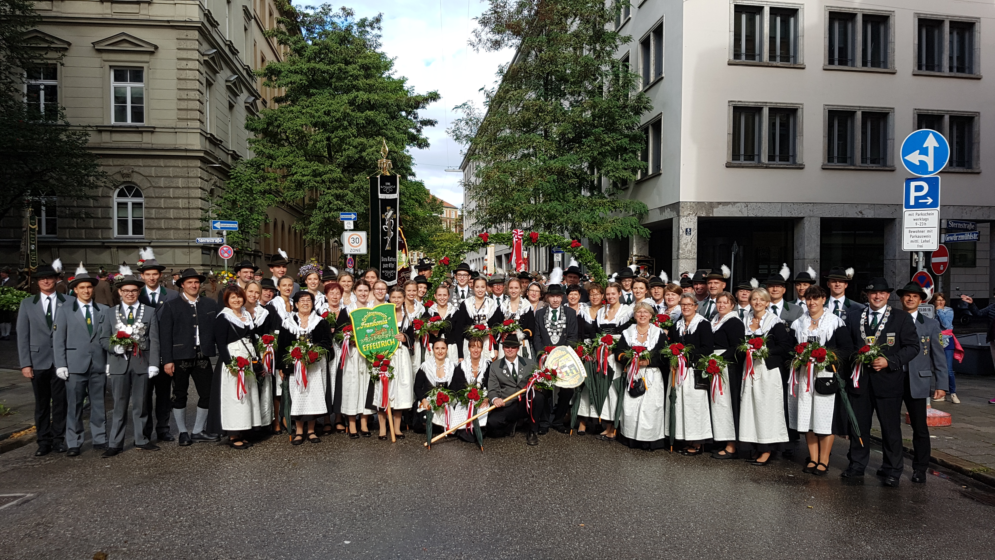 Die Delegation des Schützenbezirks Oberfranken mit den Schützenfreunden von Frankonia Effeltrich