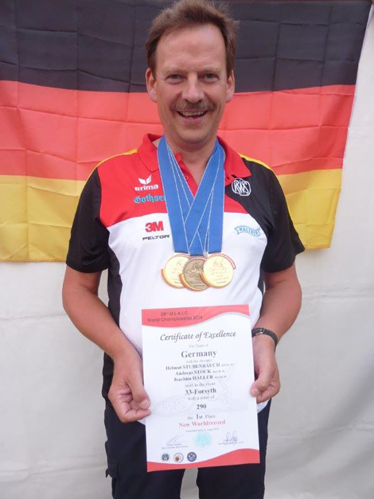 Helmut Stubenrauch mit den Medaillen (2x Gold, 1x Bronze) und dem Zertifikat über den neuen Weltrekord 
