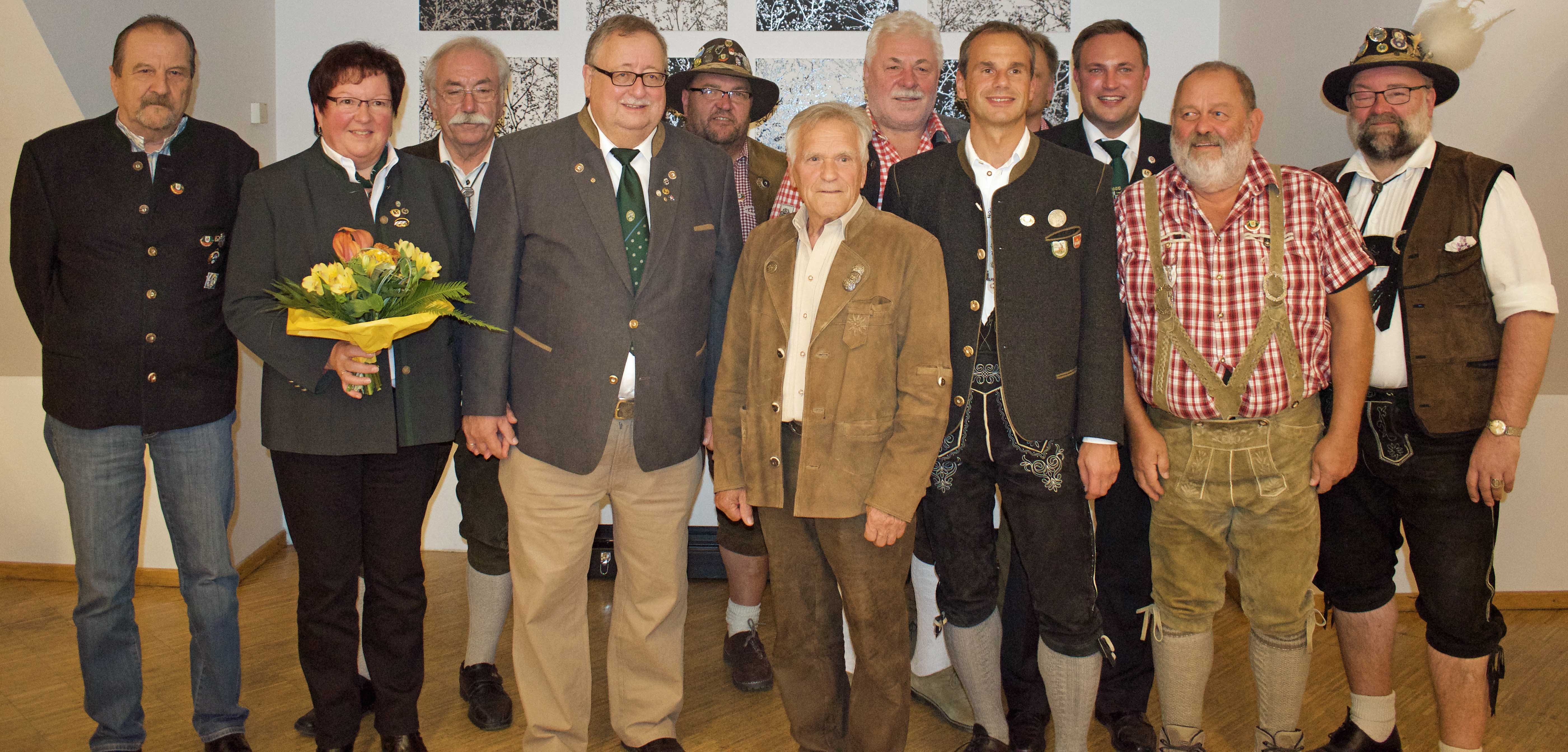 Die geehrten oberfränkischen Böllerschützen (v. l.):  Heinz Riedel, Jutta Reusch, Hans-Georg Rebhan, Adolf Reusch, Roland Schmitt, Georg Kraus, Hubert Marr, Thomas Heumann, Robert Linz,  Alexander Hummel, Peter Rösch und Peter Pinzer.       