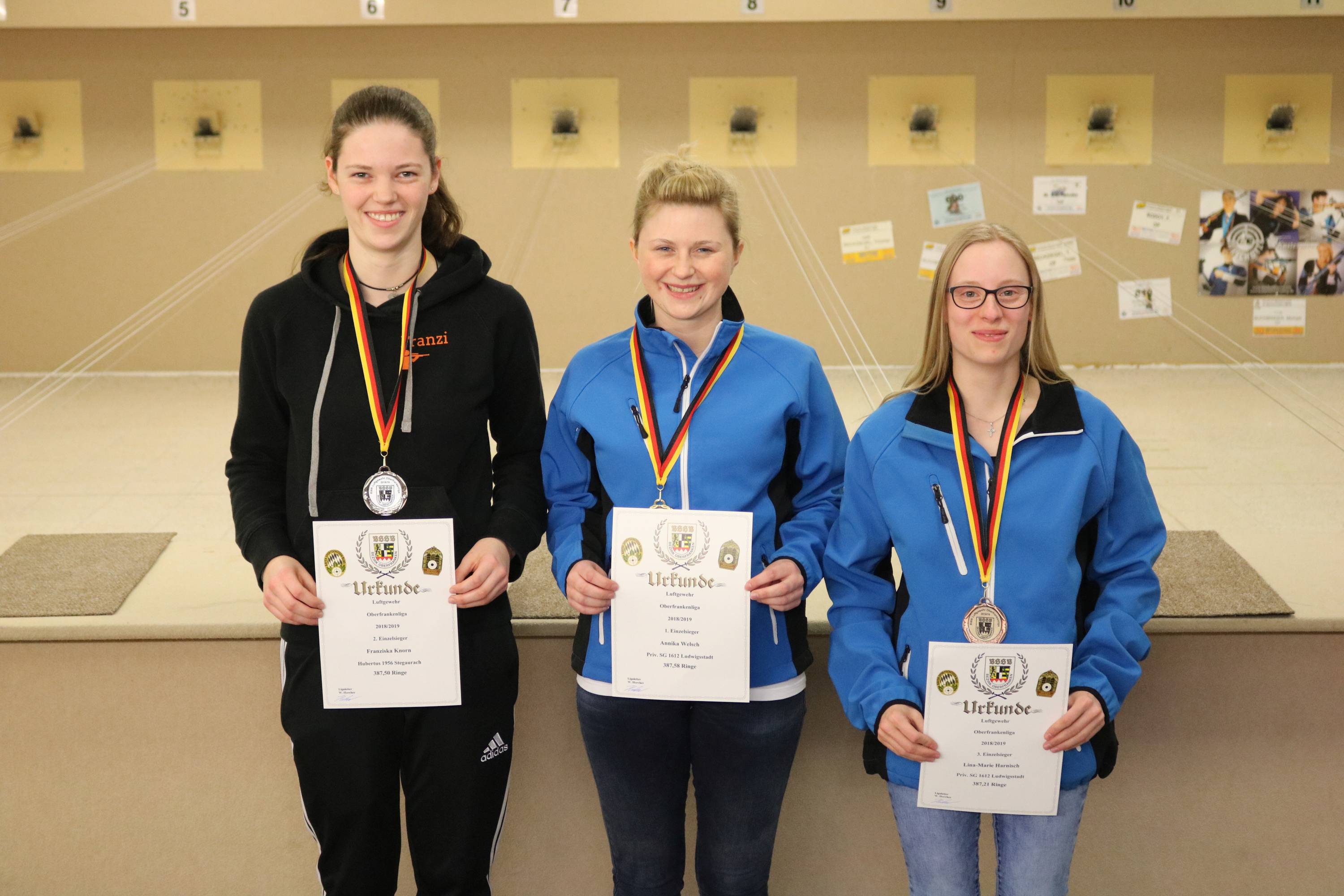 Saisonabschluss Oberfrankenliga LG - die besten Einzelschützinnen: Annika Welsch (Priv. SG 1612 Ludwigsstadt) [Mitte],  Franziska Knorn (Hubertus 1956 Stegaurach) [li.] und  Lina-Marie Harnisch (Priv. SG 1612 Ludwigsstadt) [re.]