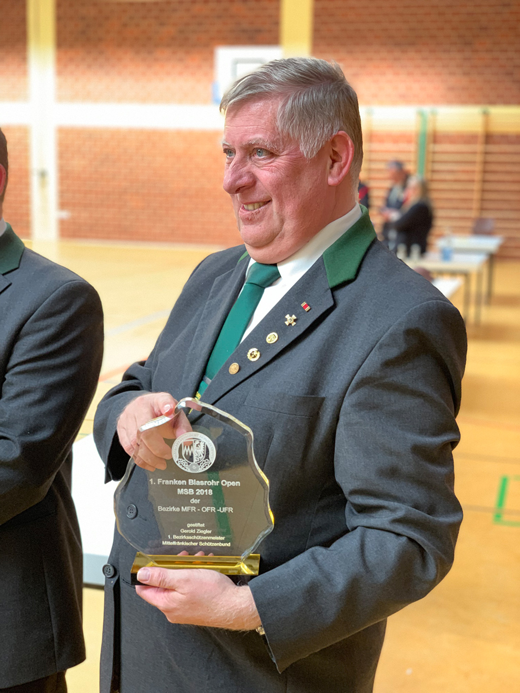 1. BezSM Gerold Ziegler übergibt den von ihm gestifteten Wanderpreis 