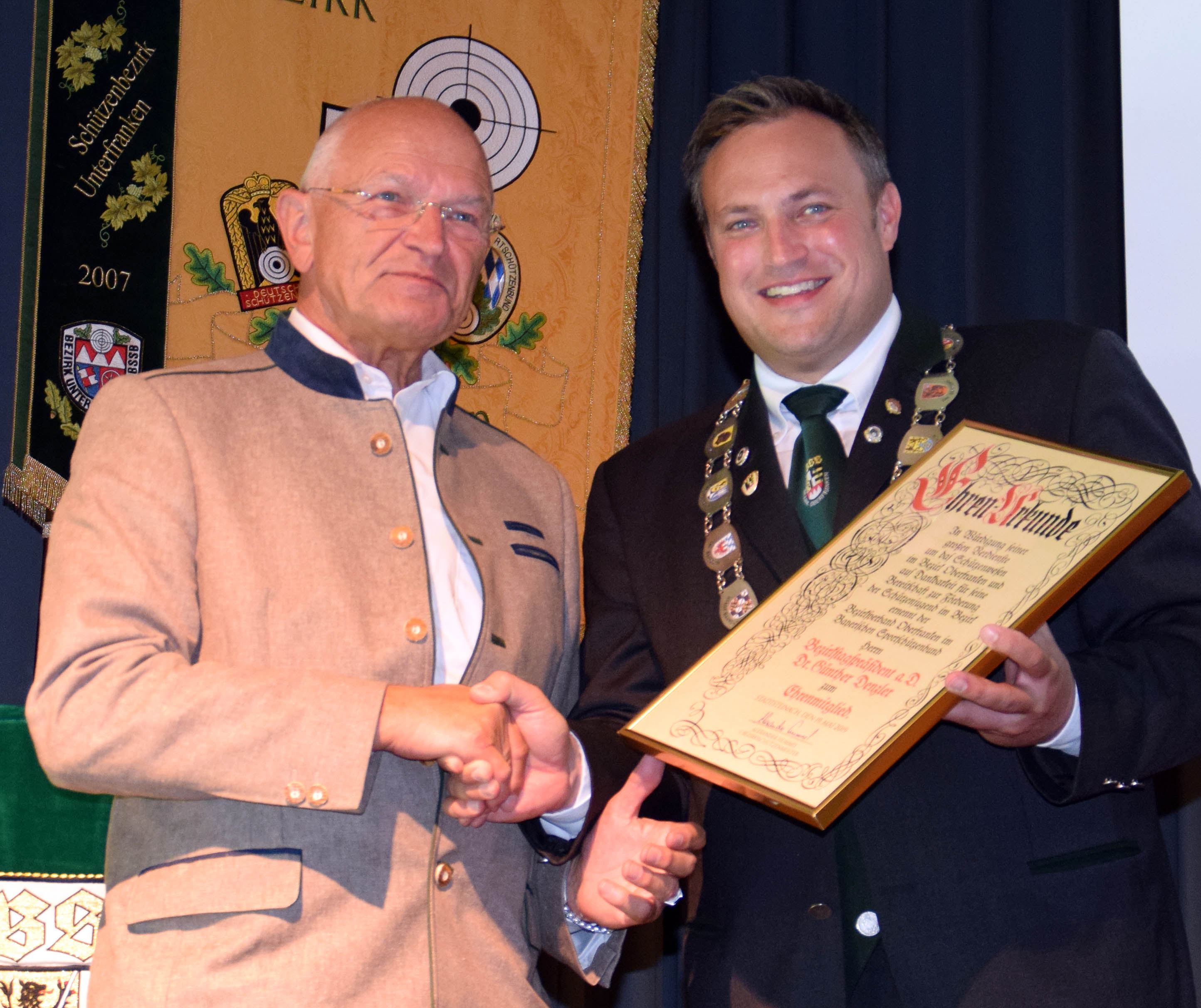 Bezirkstagspräsident a. D. Günther Denzler (links) hat sich stark für die Förderung des Schützenwesens in Oberfranken eingesetzt. Dafür wurde ihm die Ehrenmitgliedschaft des Schützenbezirks verliehen. Die Urkunde händigte 1. BezSM Hummel aus.