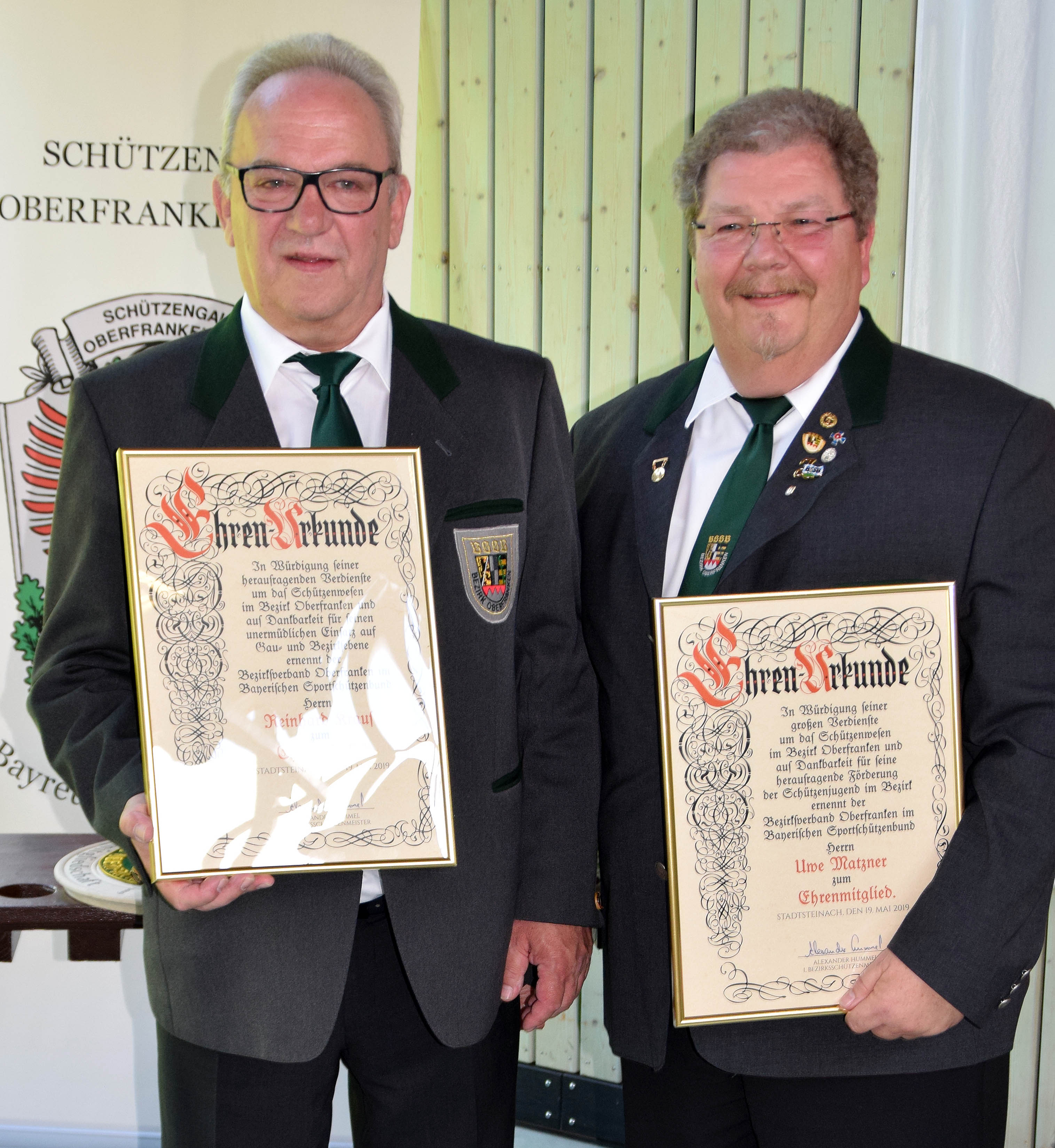 Reinhard Kraus (Stadtsteinach) und Uwe Matzner (Coburg, von links) wurden zu Ehrenmitgliedern des Schützenbezirks Oberfranken ernannt. Damit wurde ihr herausragender Einsatz für das Schützenwesen gewürdigt.          
