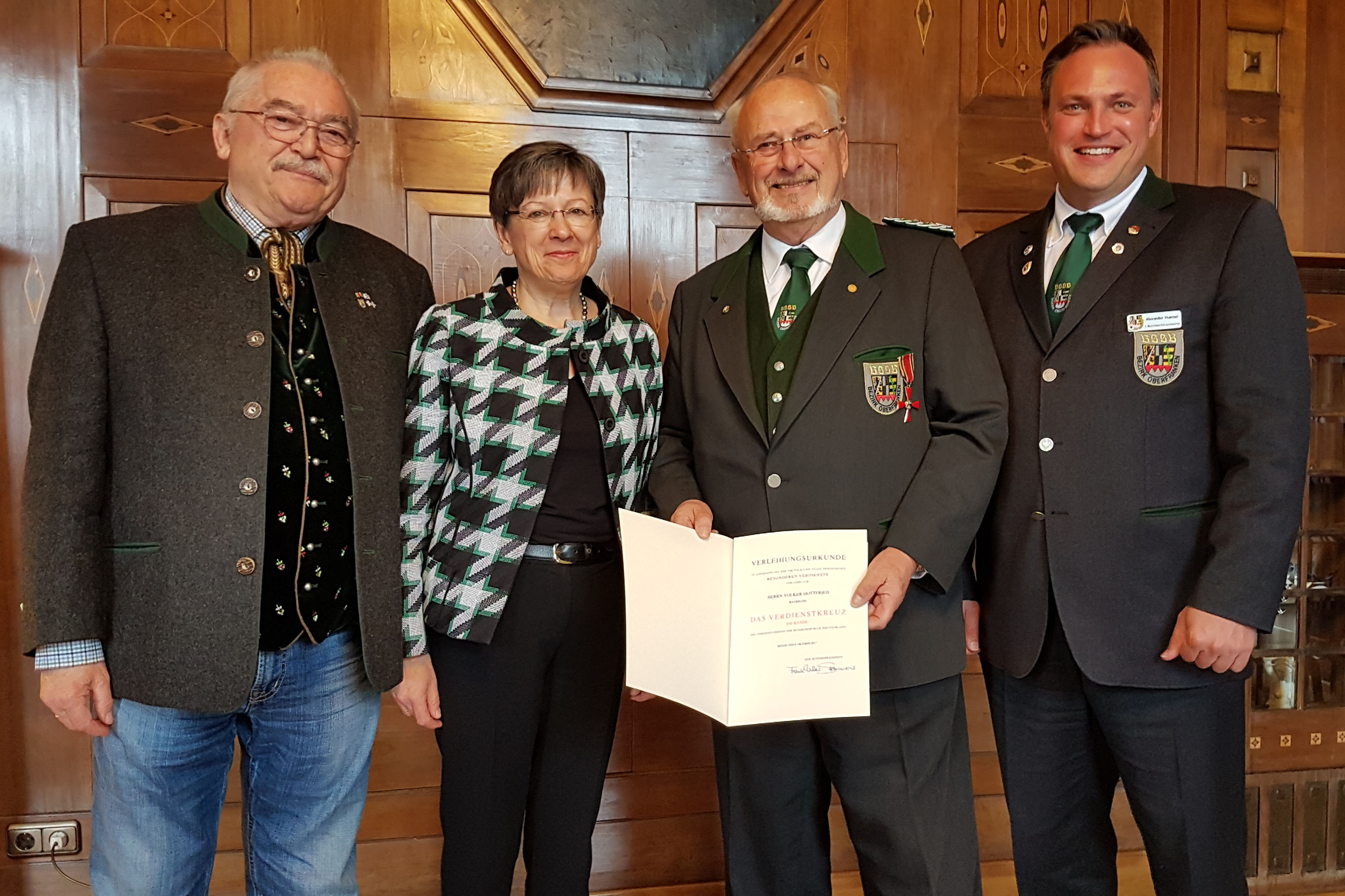 Volker Gottfried, E-BezSM des Schützenbezirks Oberfranken, erhält aus den Händen v. RegP H. Piwernetz das Verdienstkreuz am Bande des Verdienstordens der BRD mit 1. LSM W. Kink u. 1. BezSM A. Hummel.