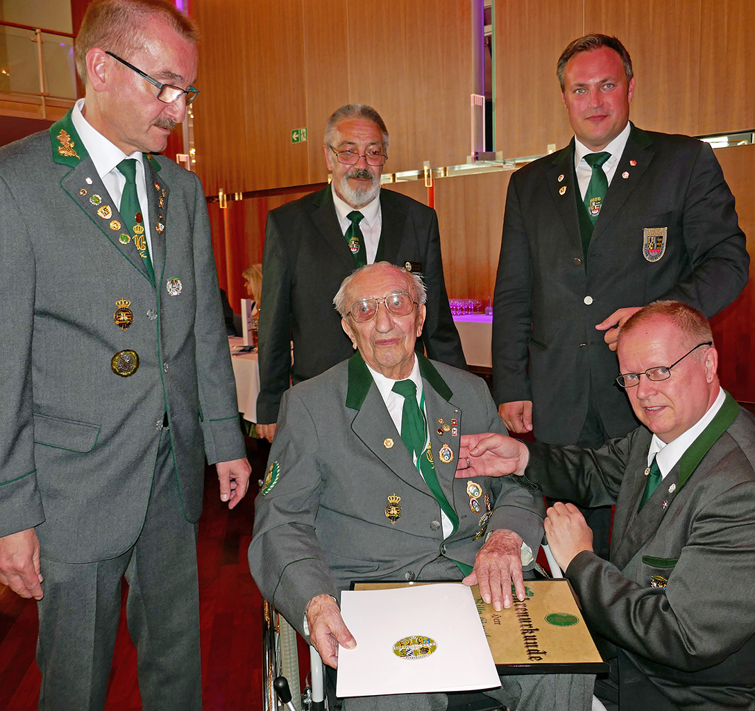 Willy Geuther erhält die Ehrenzeichen für 70 Jahre Mitgliedschaft
