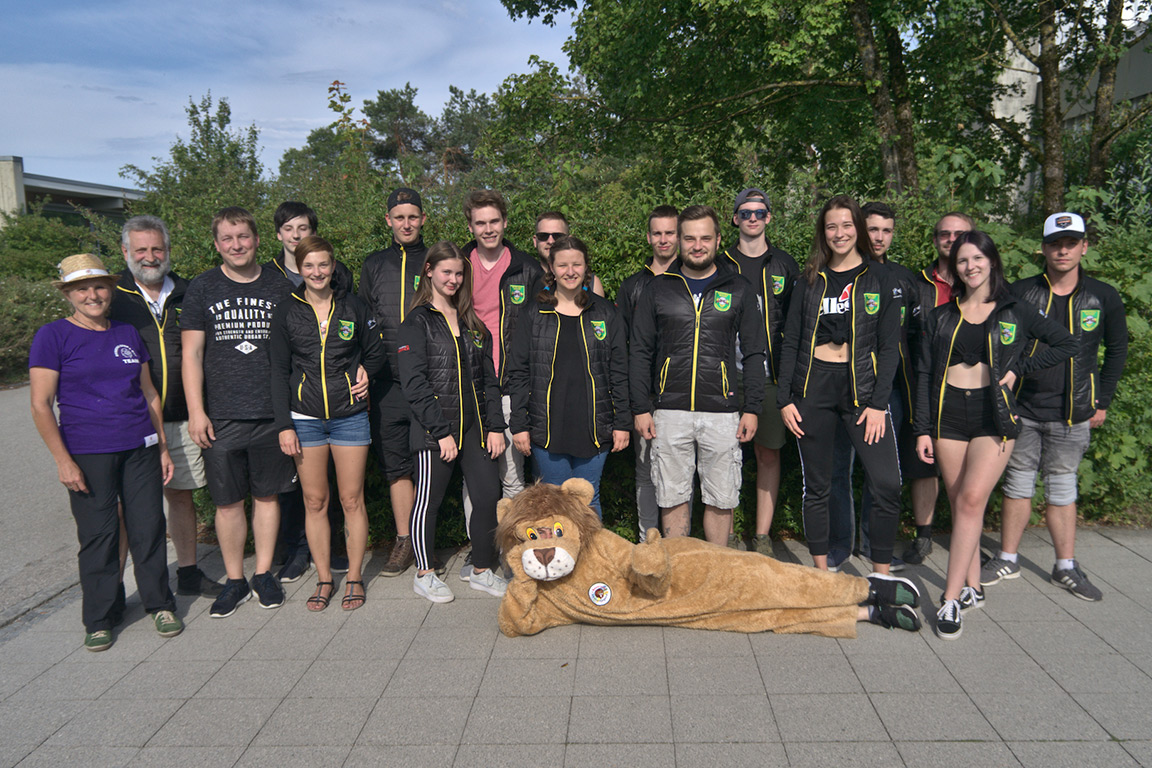 Guschu-Team Krötenbruck: [hinten] G. Hornung, T. Brzeski, Y. Puschnus, M. Gelbrich, S. Probst, P. Reinhold, Y. Pöllmann, U. Saltellino, P. Rüpplein, M. Lippert, [vorne]E. Stainer, Christian & Sandra Reitz, F. Kätzel, M. Weise, H. Hornung, K. Opel, E. Pöll