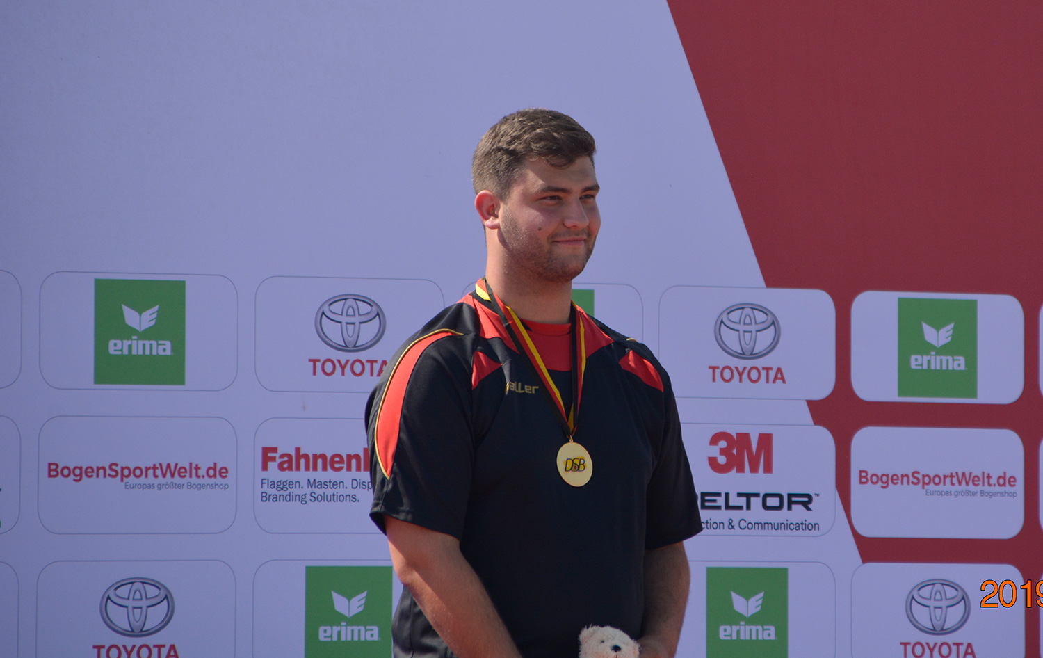 Tim Krippendorf, Deutscher Meister 1.Platz Compound Junioren, bei der Siegerehrung auf dem Maifeld in Berlin