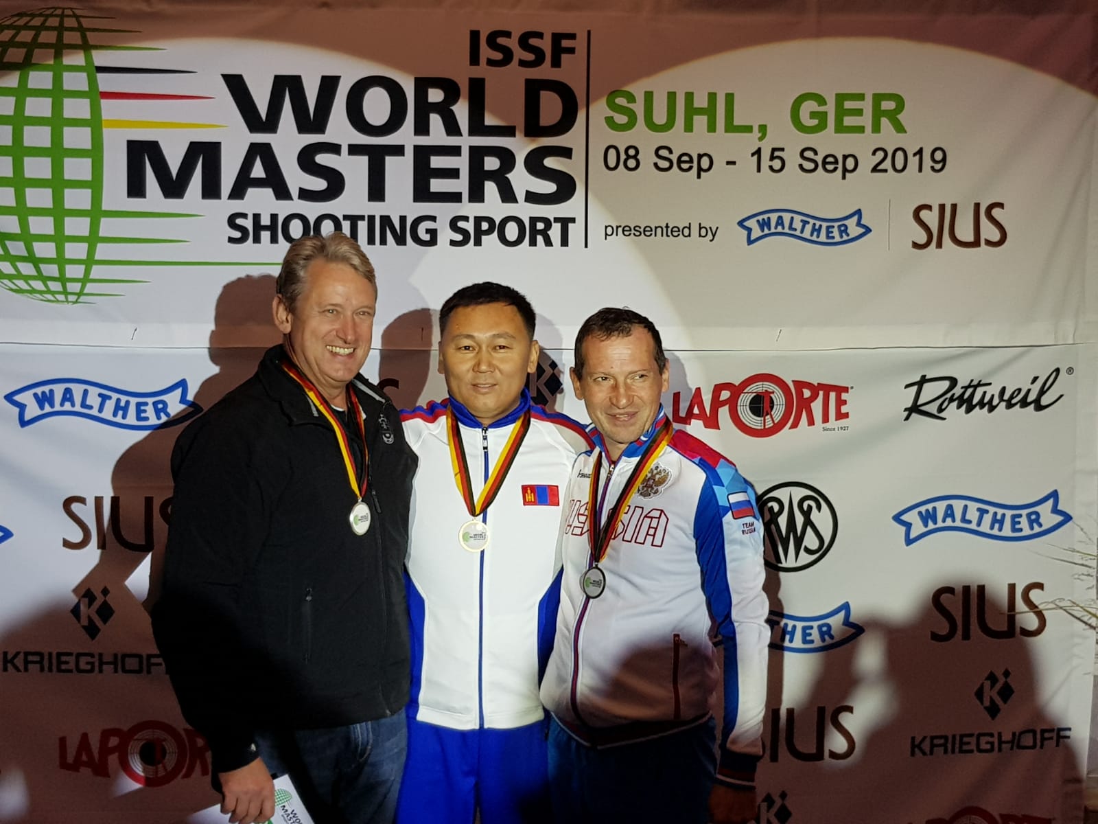 V. l. n. r.: Vizeweltmeister Jürgen Wallowsky, Weltmeister Munkh-Erdene Tsedevdorj (Mongolei) und Bronze-Medailliengewinner Artem Khadzhibekov (Russland)
