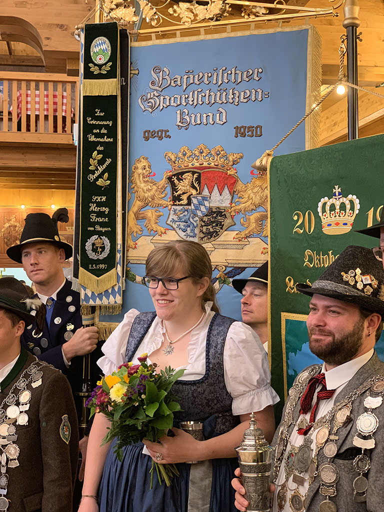 Claudia Hederer neben (Kgl. priv. SG Arzberg) dem neuen Landesschützenkönig Marinus Grohmann aus Söchtenau im Landkreis Rosenheim