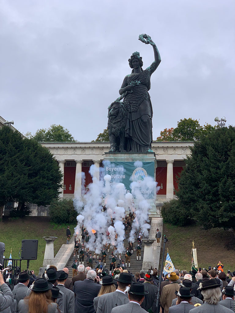 Traditionelles Abböllern der Wiesn