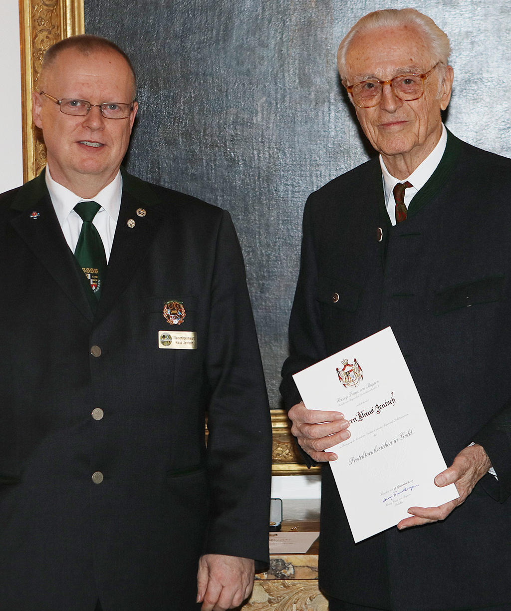 Klaus Jentsch (li.), 1. GSM Ofr-Nord (Coburg/Kronach/Lichtenfels), empfängt von Franz Herzog von Bayern (re.) das goldene Protektoratsabzeichen des Bayerischen Schützenbundes