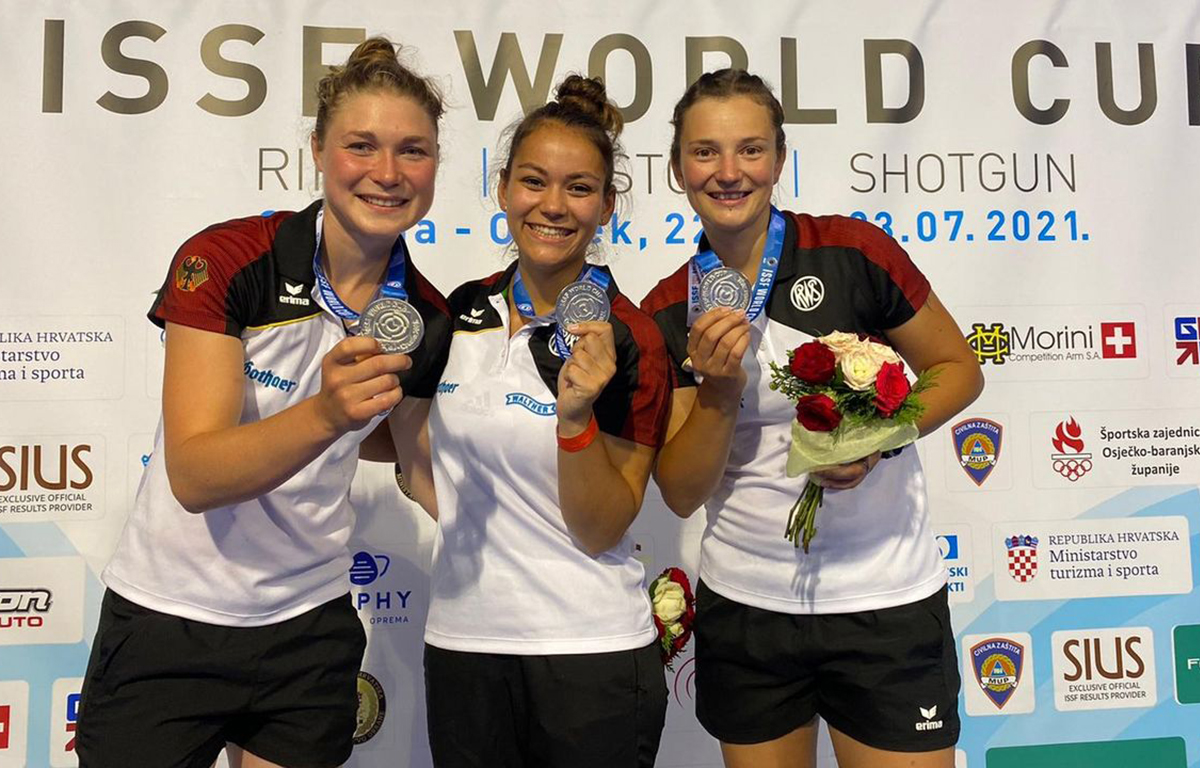 Carina Wimmer, Andrea Heckner und Sandra Reitz mit der Silbermedaille
