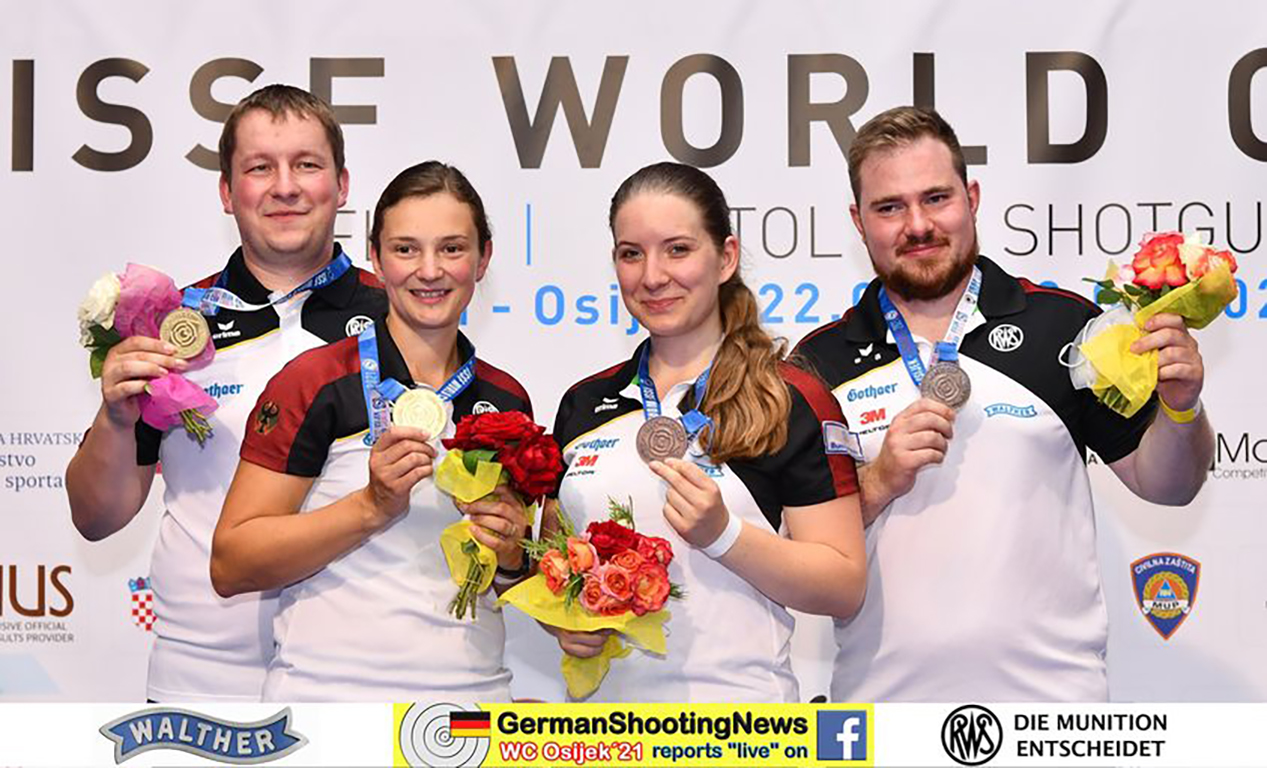 Christian und Sandra Reitz (Gold) und Doreen Vennekamp mit Oliver Geis (Bronze) nach der Siegerehrung im Schnellfeuer-Mixed-Team-Wettbewerb