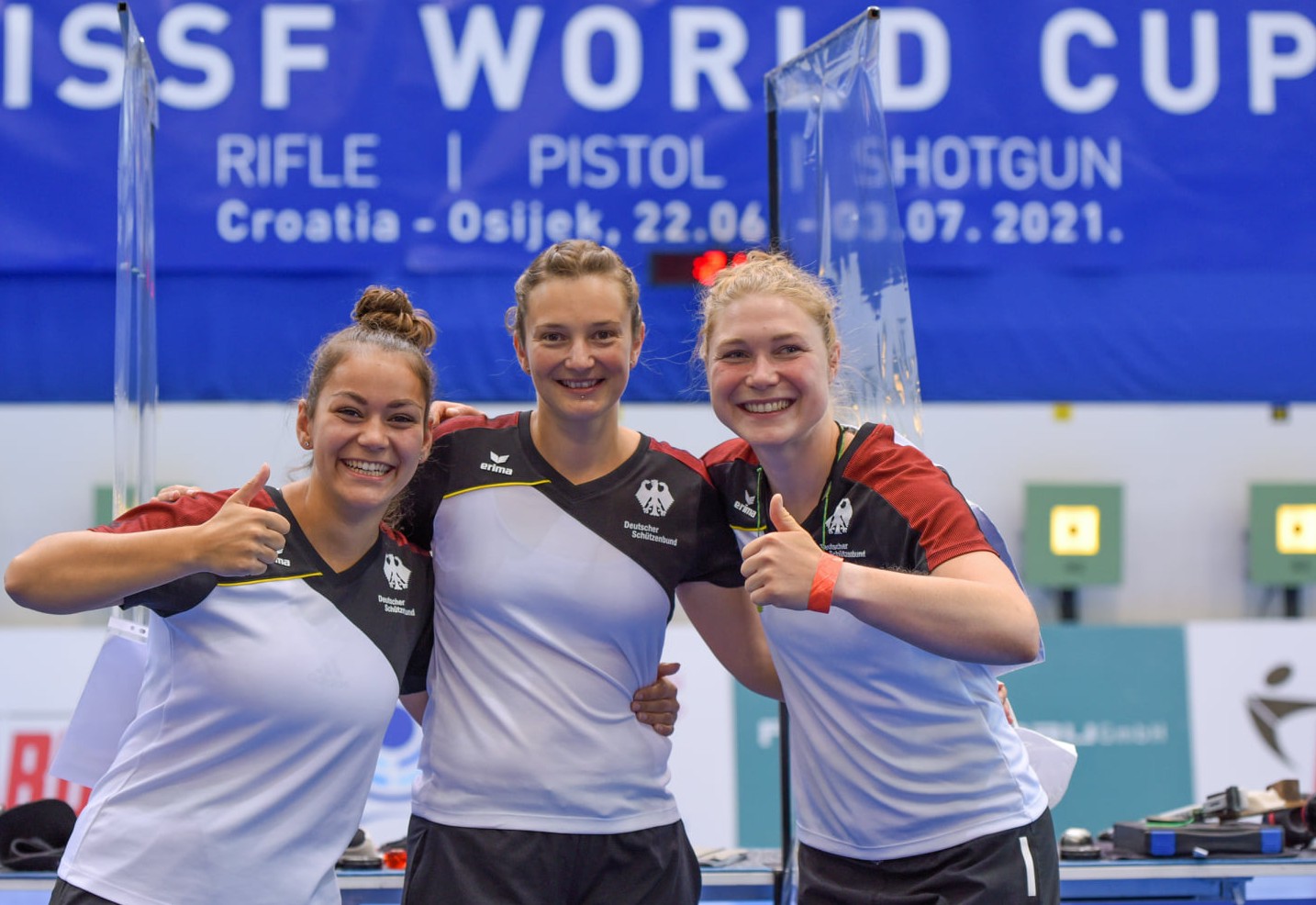 Andrea Heckner, Sandra Reitz und Carina Wimmer nach dem Silbergewinn