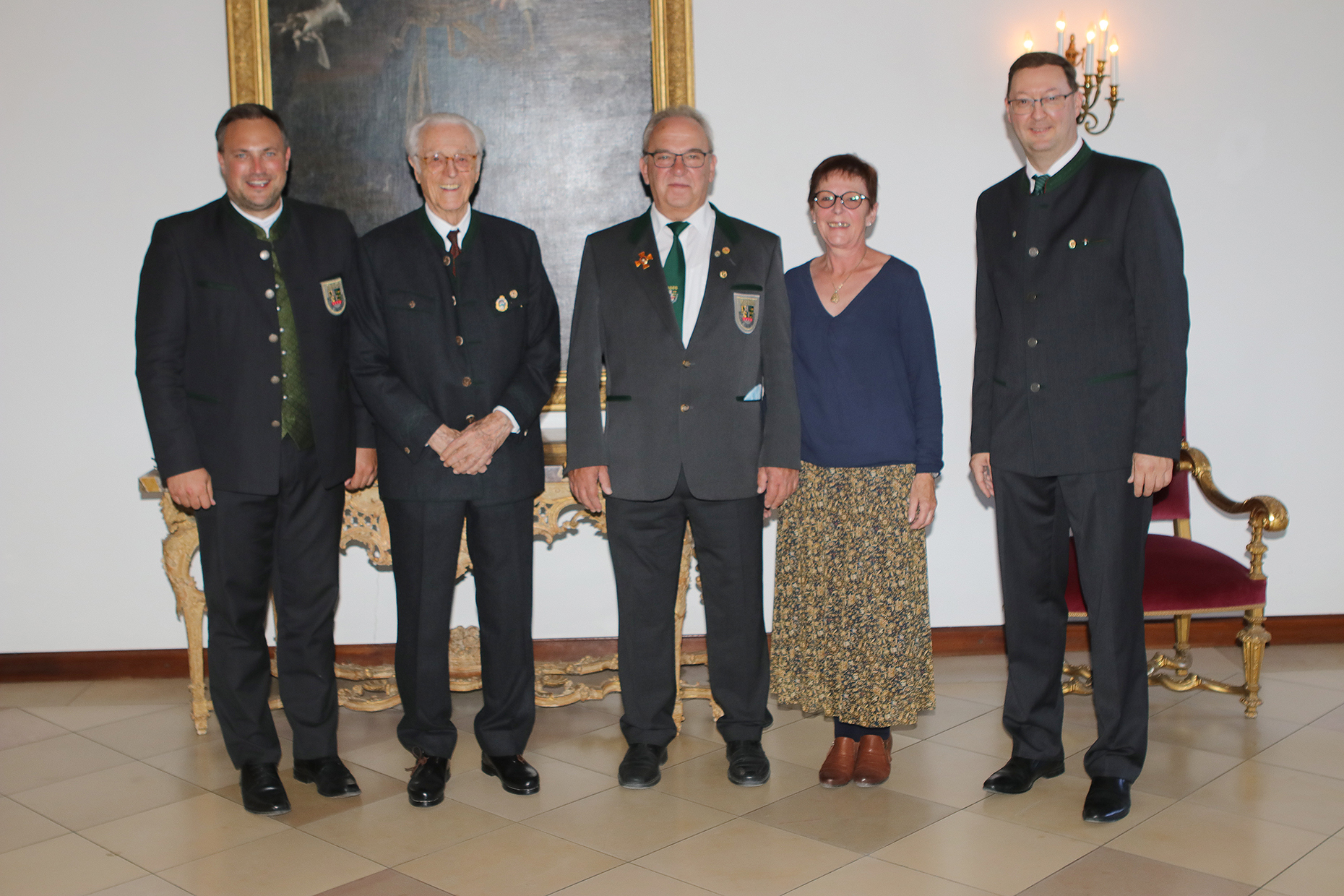 Die ersten Gratulanten: Ehefrau Angela Kraus (Mitte), 1. LSM Christian Kühn (rechts) und 1. Bezirksschützenmeister Alexander Hummel (links)