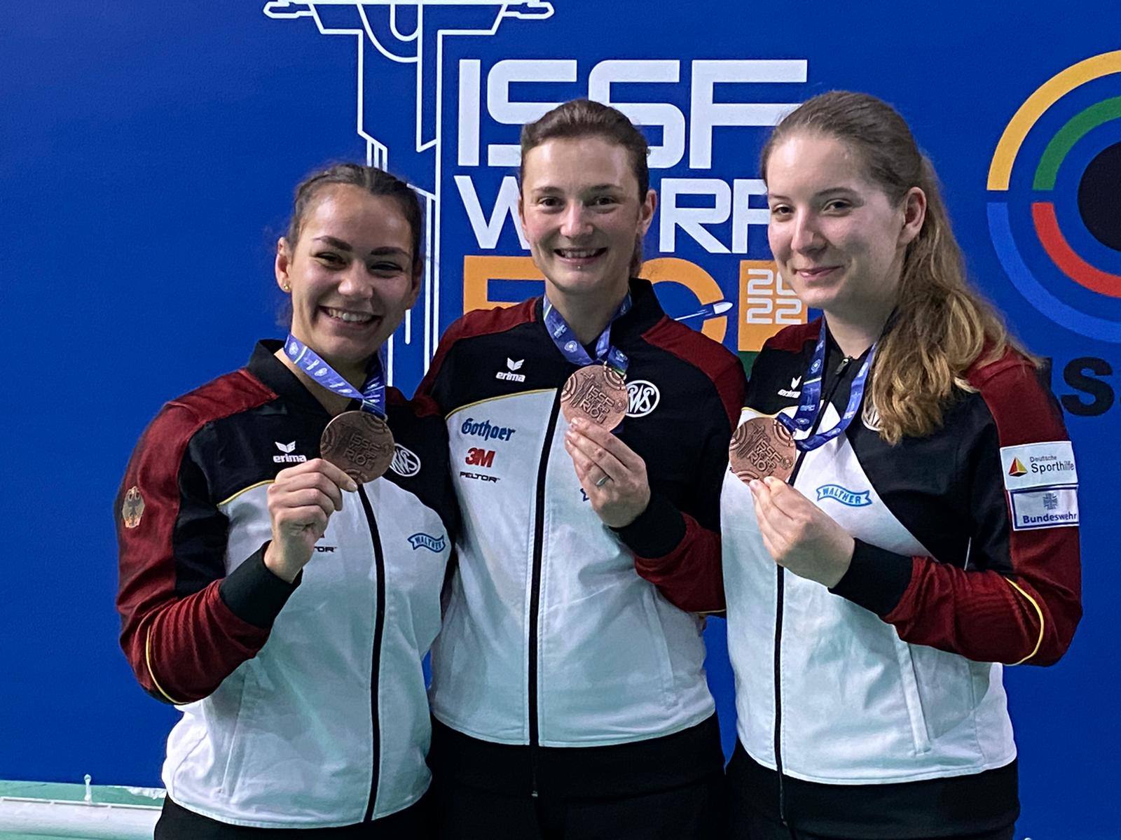 Es schicken Grüße aus Rio - Andrea Katharina Heckner, Sandra Reitz und Doreen Vennekamp mit den Bronzemedaillen.