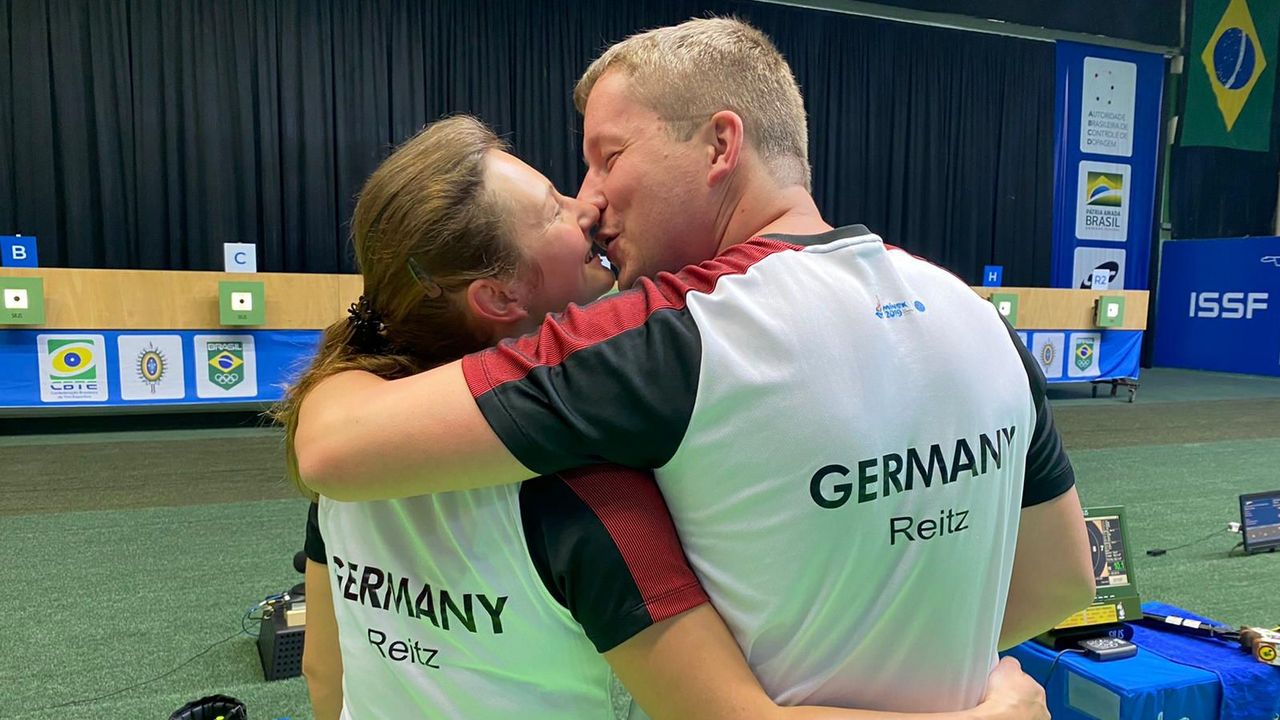 „Liebe ist“... gemeinsam Sport zu treiben und zu gewinnen - Siegeskuss nach dem Mixed-Finale.