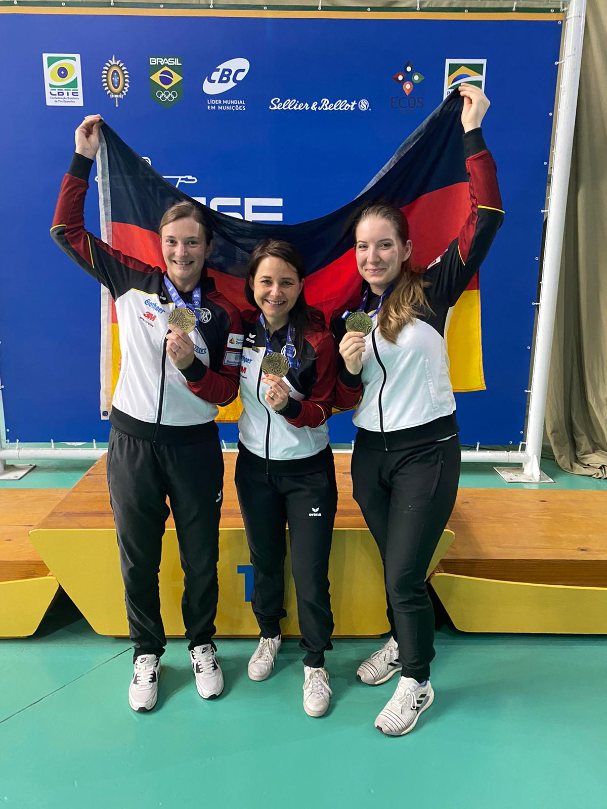 Es schicken goldige Grüße aus Rio - Sandra Reitz, Doreen Vennekamp und Monika Karsch wenige Sekunden nach dem Finale.