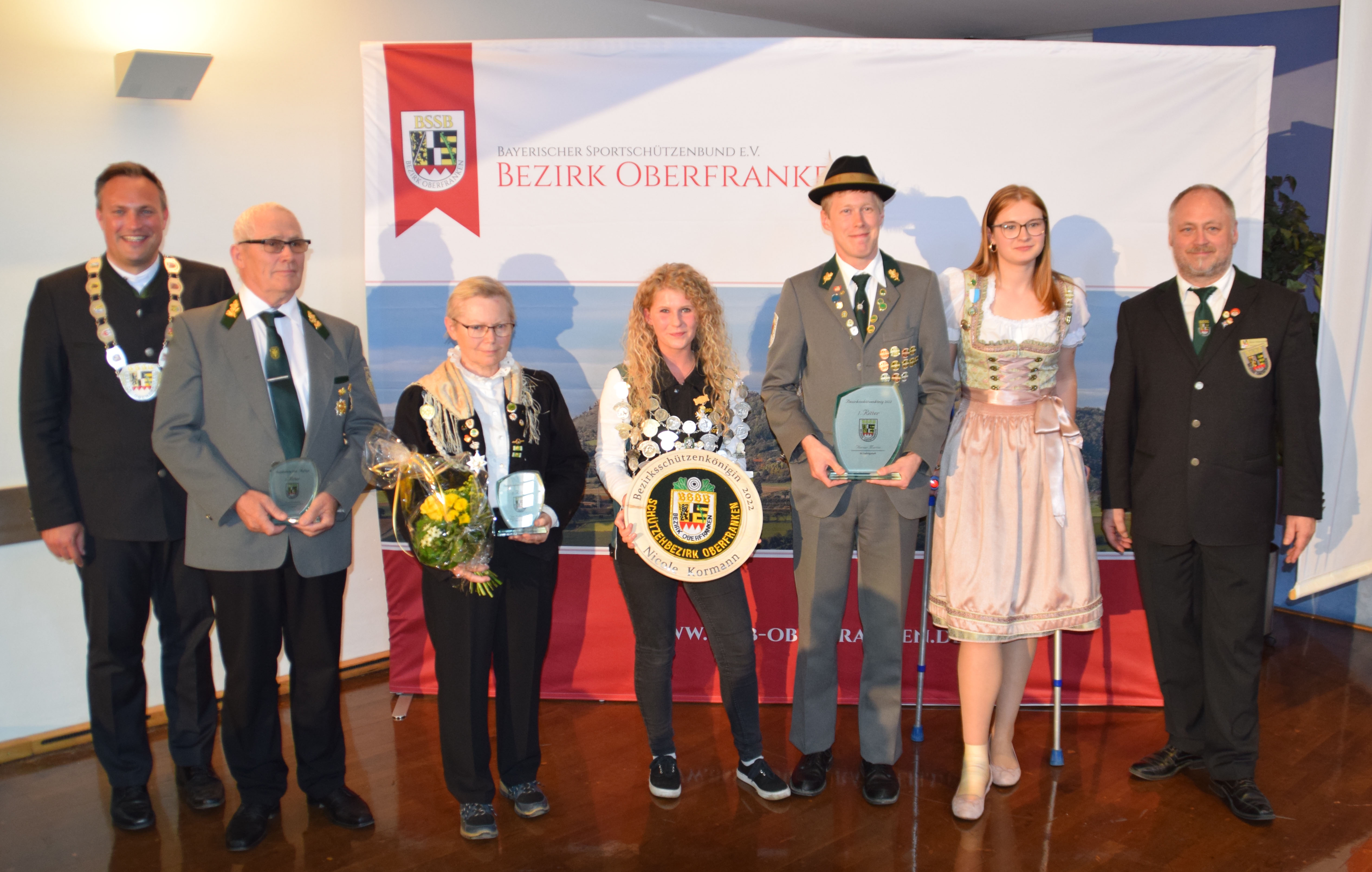 Das oberfränkische Königshaus (v. l.): 1. BezSM A. Hummel, 2. Ritter „Auflage“ Peter Wilhelm, 2. Ritter Ute Kubbutat-Eck, Bezirkskönigin Nicole Kormann, 1. Ritter Florian Martin, 1. Ritter Jugend Celina Daum, Stv. BezSM W. Hackenschmidt.