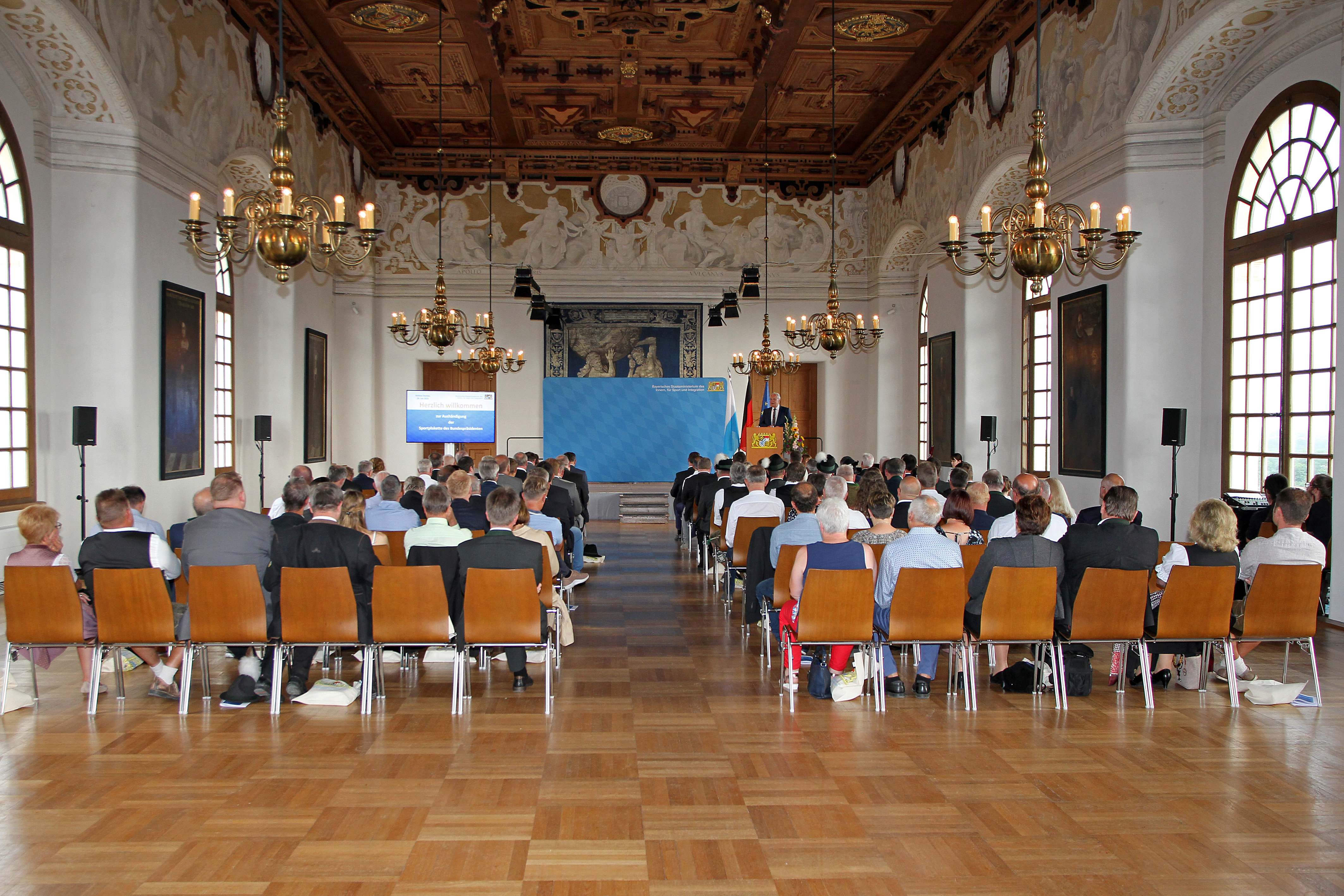 Blick in den Saal des Schlosses Dachau