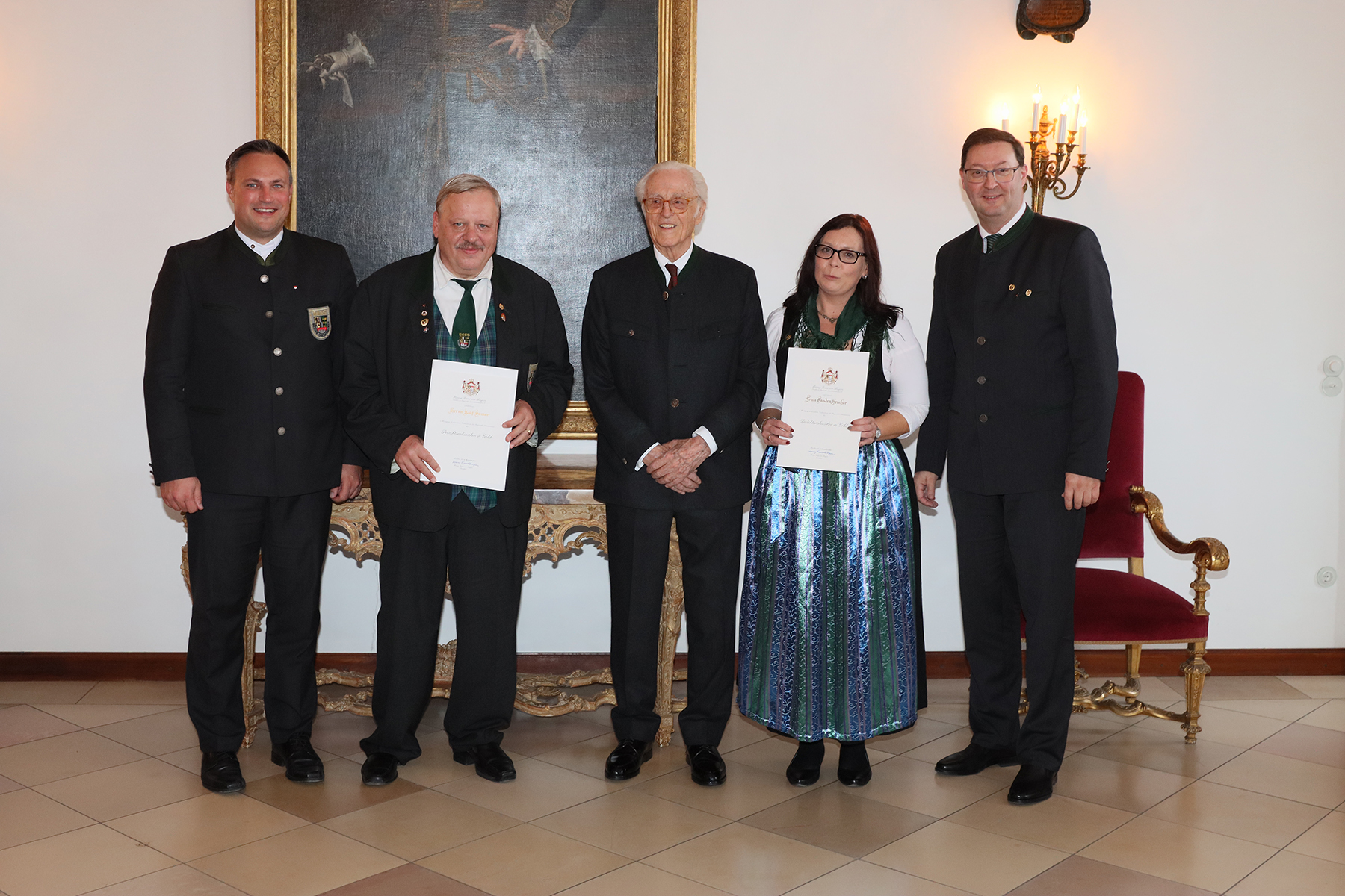 Ralf Bauer (2. v. l.)  und Sandra Horcher (2. v. r.) erhalten aus der Hand des Herzogs Franz von Bayern (Mitte) das Protektoratsabzeichen in Gold.