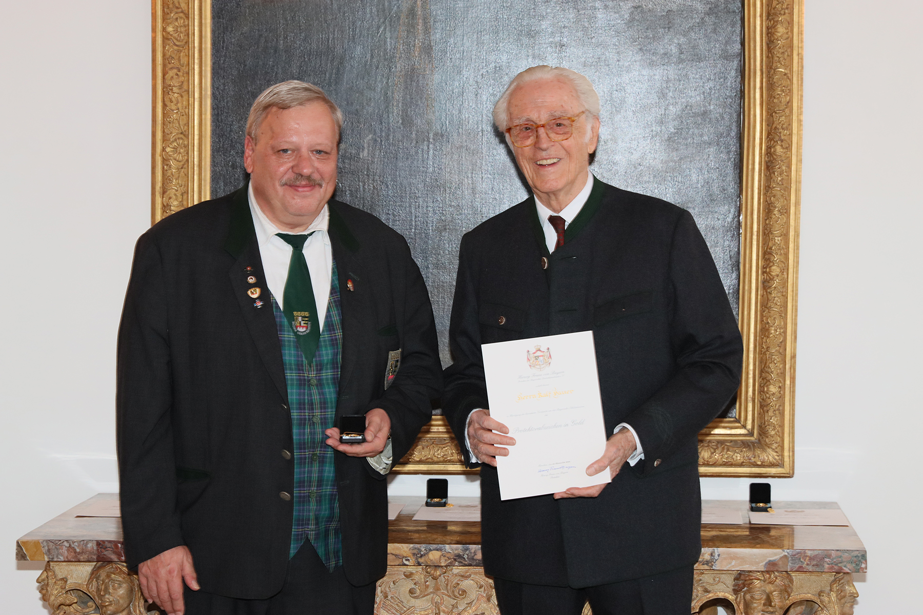 Ralf Bauer (Bayreuth) erhält aus der Hand des Herzogs Franz von Bayern (Mitte) das Protektoratsabzeichen in Gold.