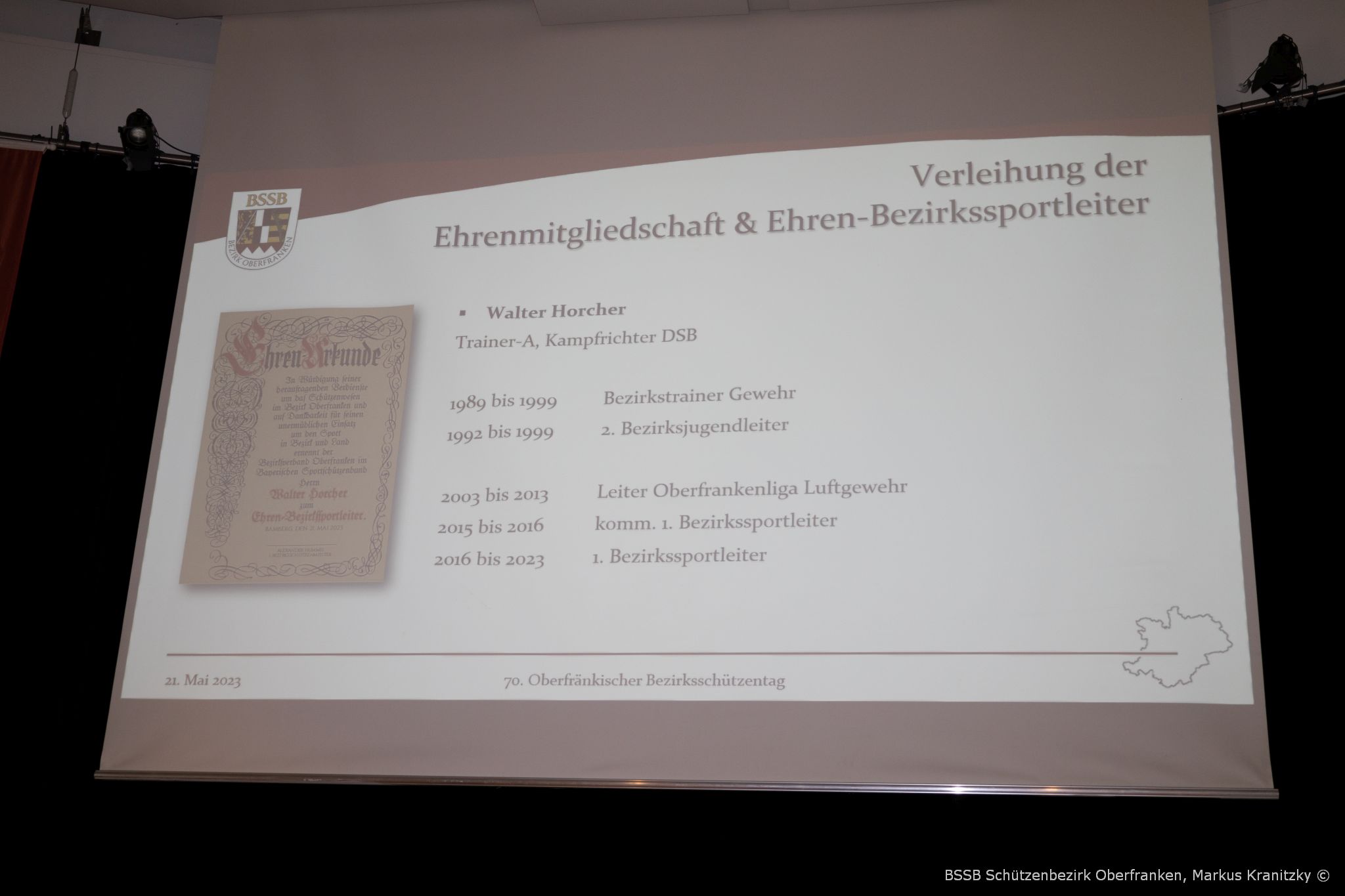 Walter Horcher erhält für sein 35-jähriges Wirken den Titel Ehren-Bezirkssportleiter sowie die Herzog-Ernst-Nadel des Bezirks Oberfranken